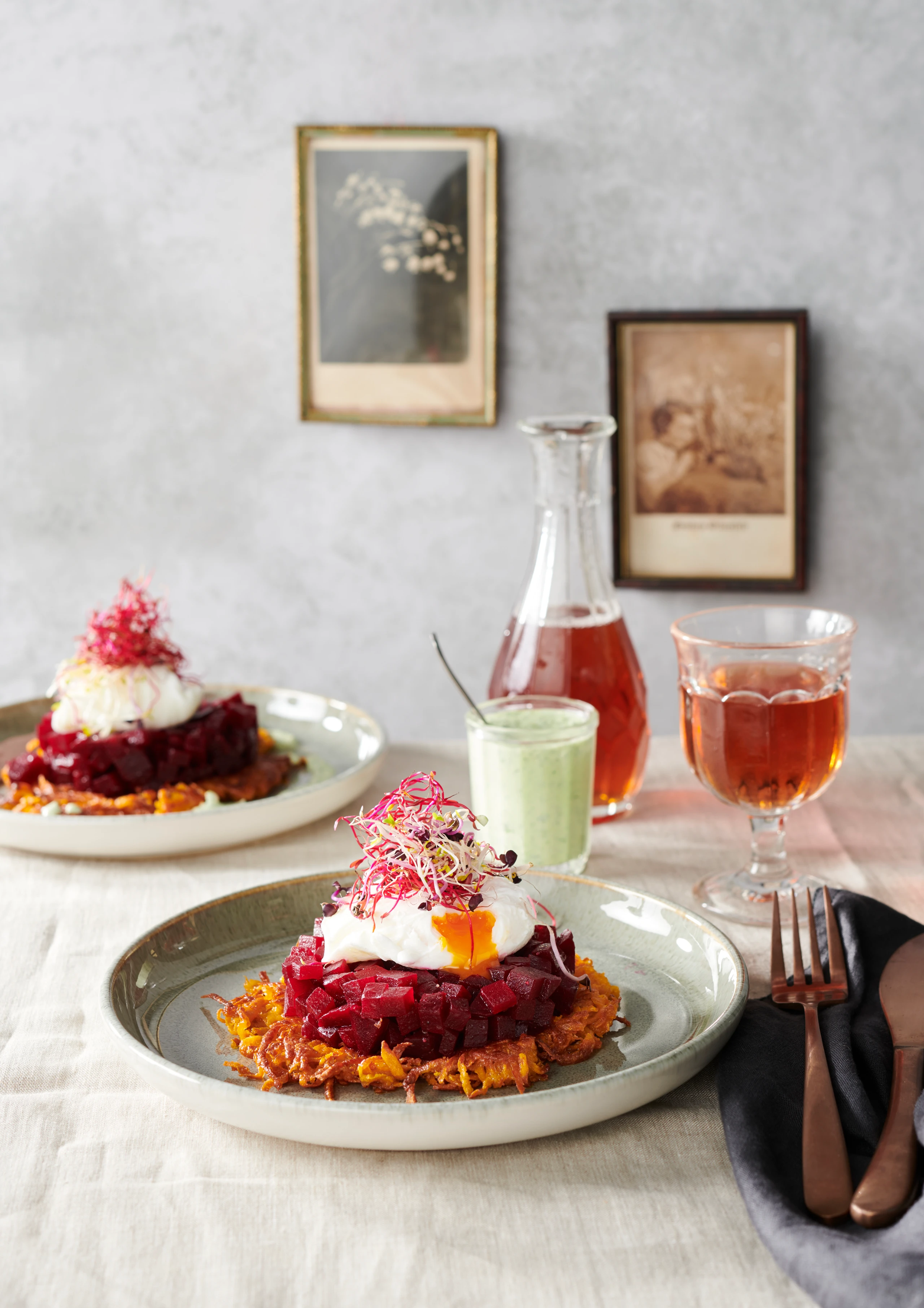 Süßkartoffelpuffer mit Rote-Rüben-Salat und pochiertem Ei