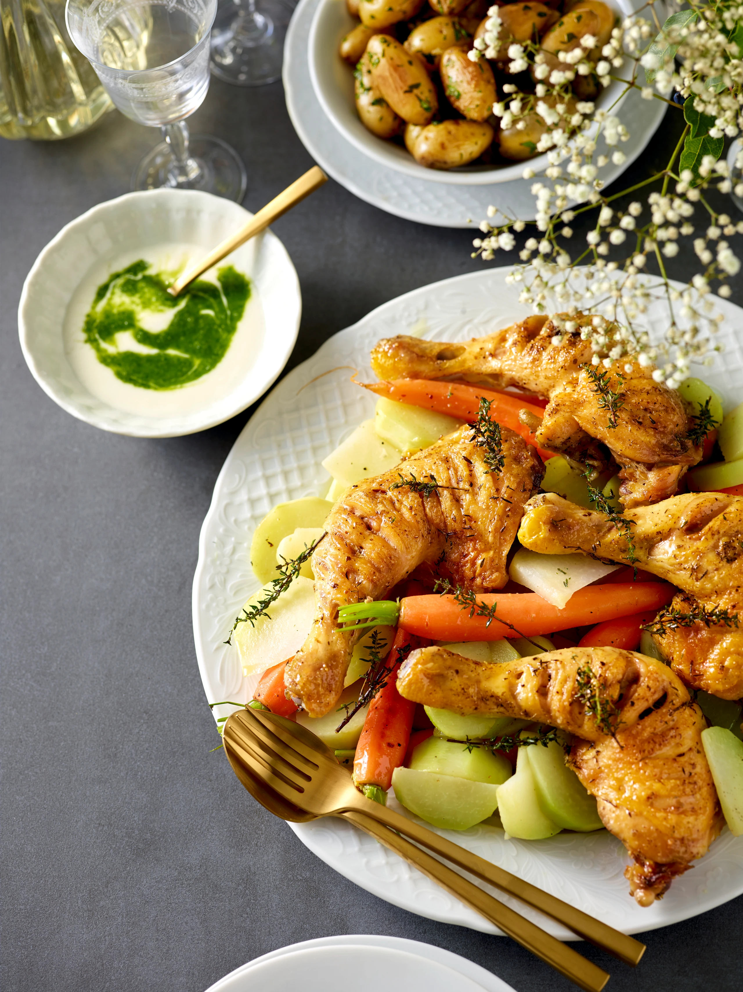 Hendlkeulen mit Petersilsauce und Frühlingsgemüse