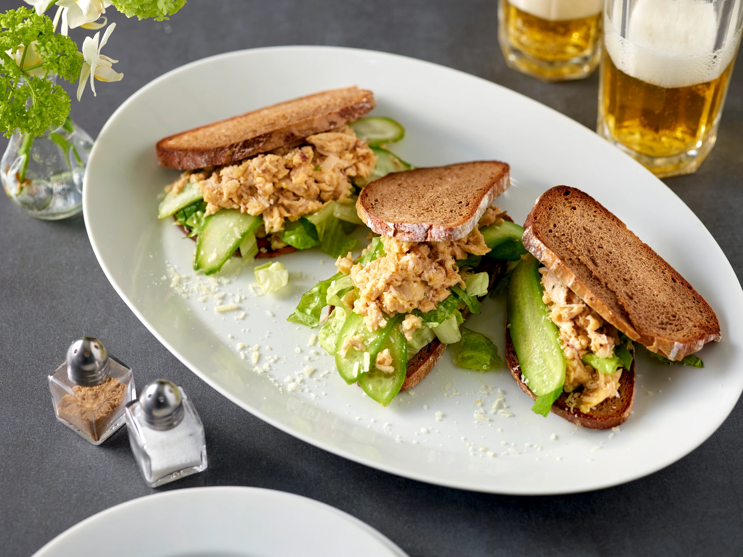 Hendl-Sandwich mit Parmesan und Minigurken