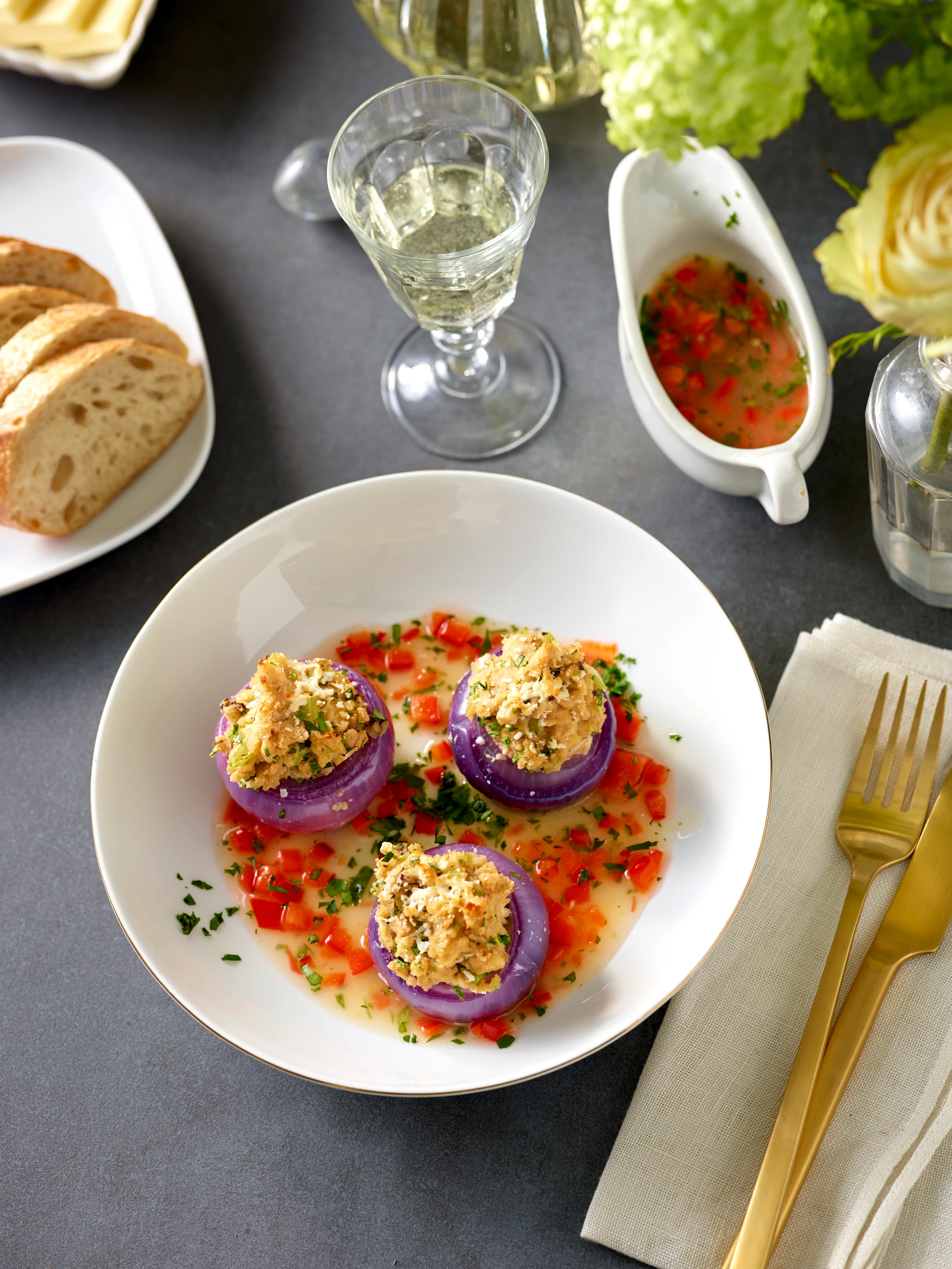Rote Zwiebeln mit Hendl-Couscousfülle und Feta