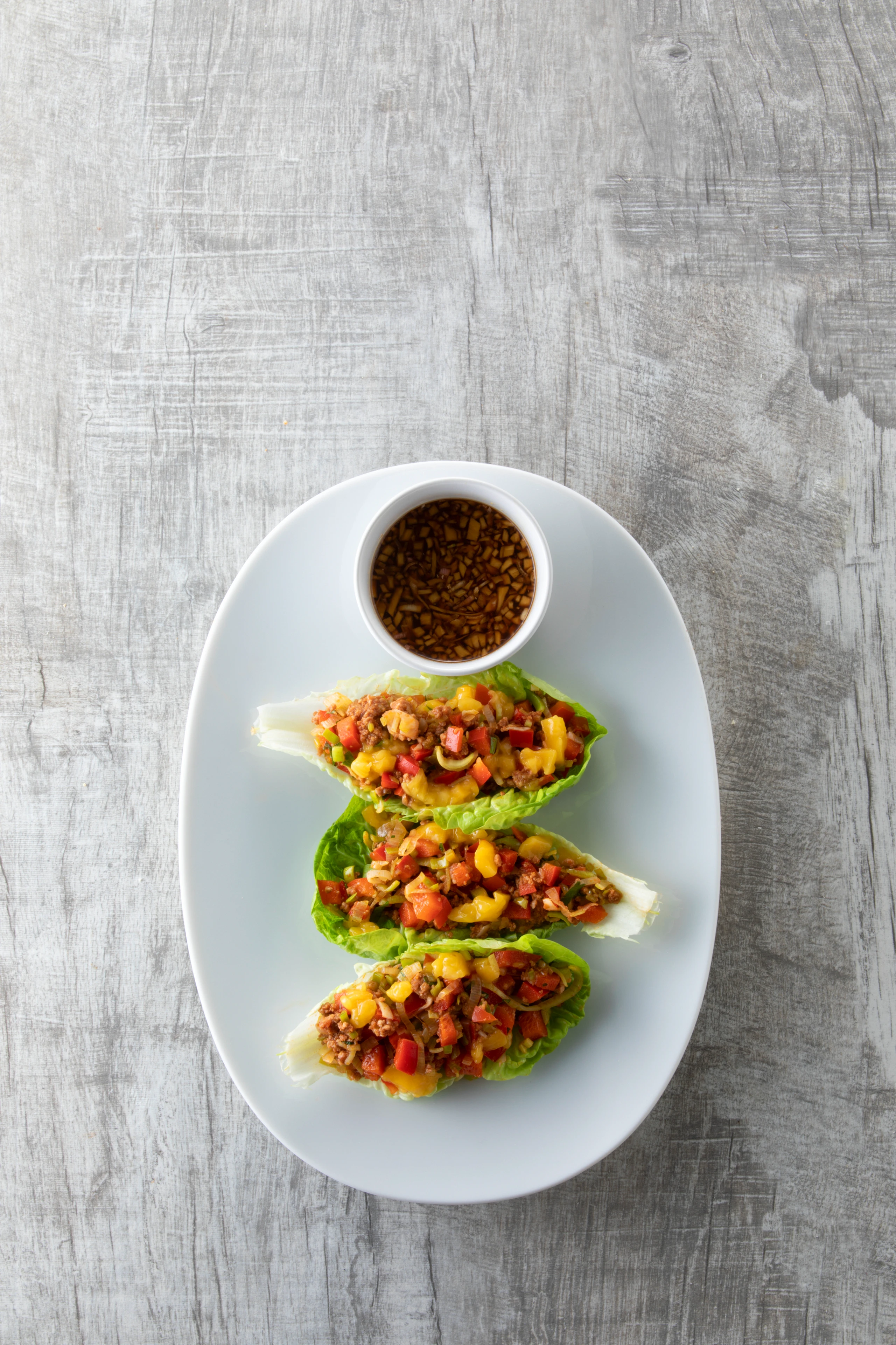 Salatherzen mit Bolognese und Soja-Ingwersauce