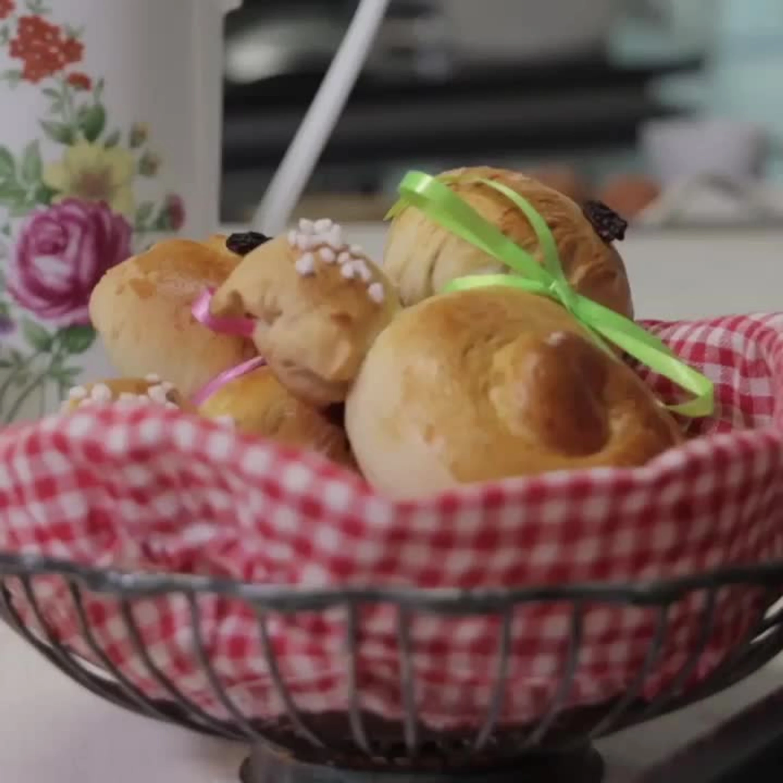 Süße Germteig-Osterhaserl