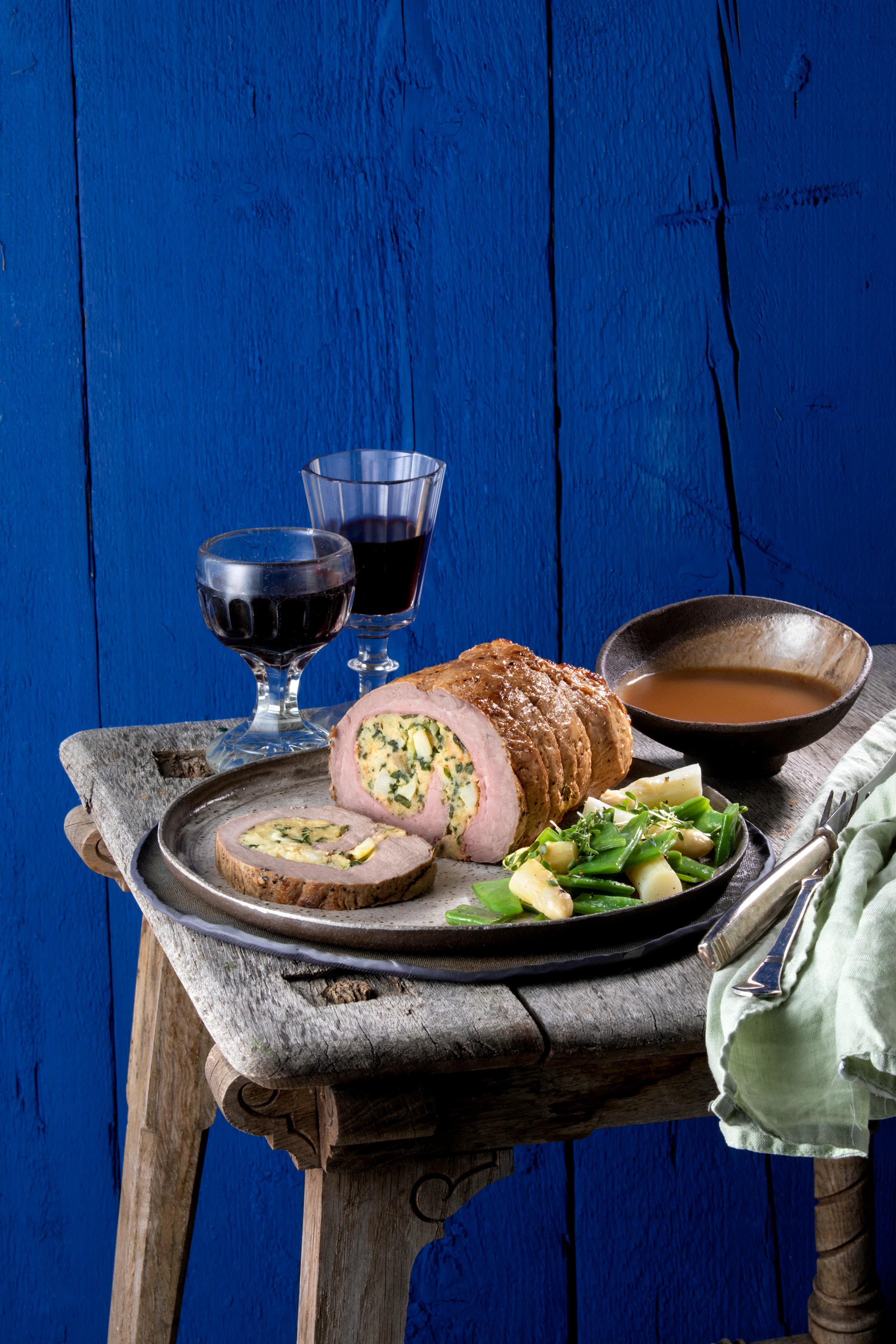 Rindsfilet mit Spargel-Briochefülle und Spargel-Fisolengemüse