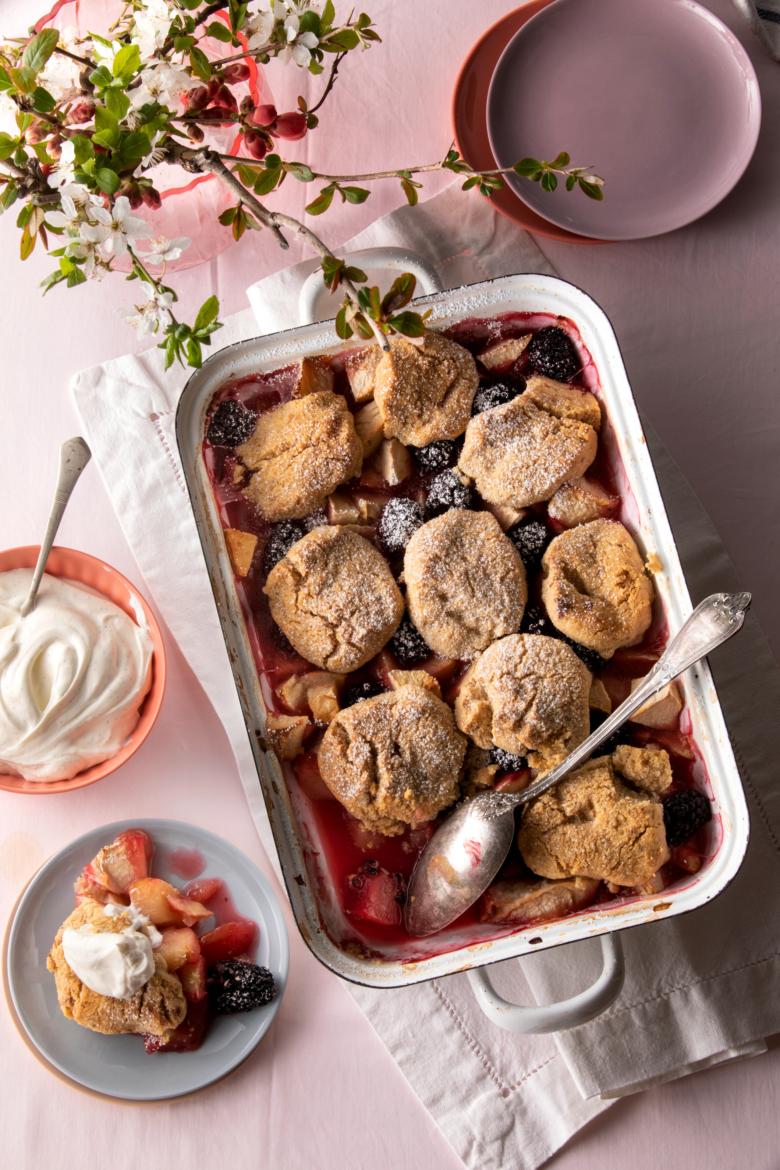 Apfel-Brombeer-Cobbler mit Vanille-Crème-fraîche