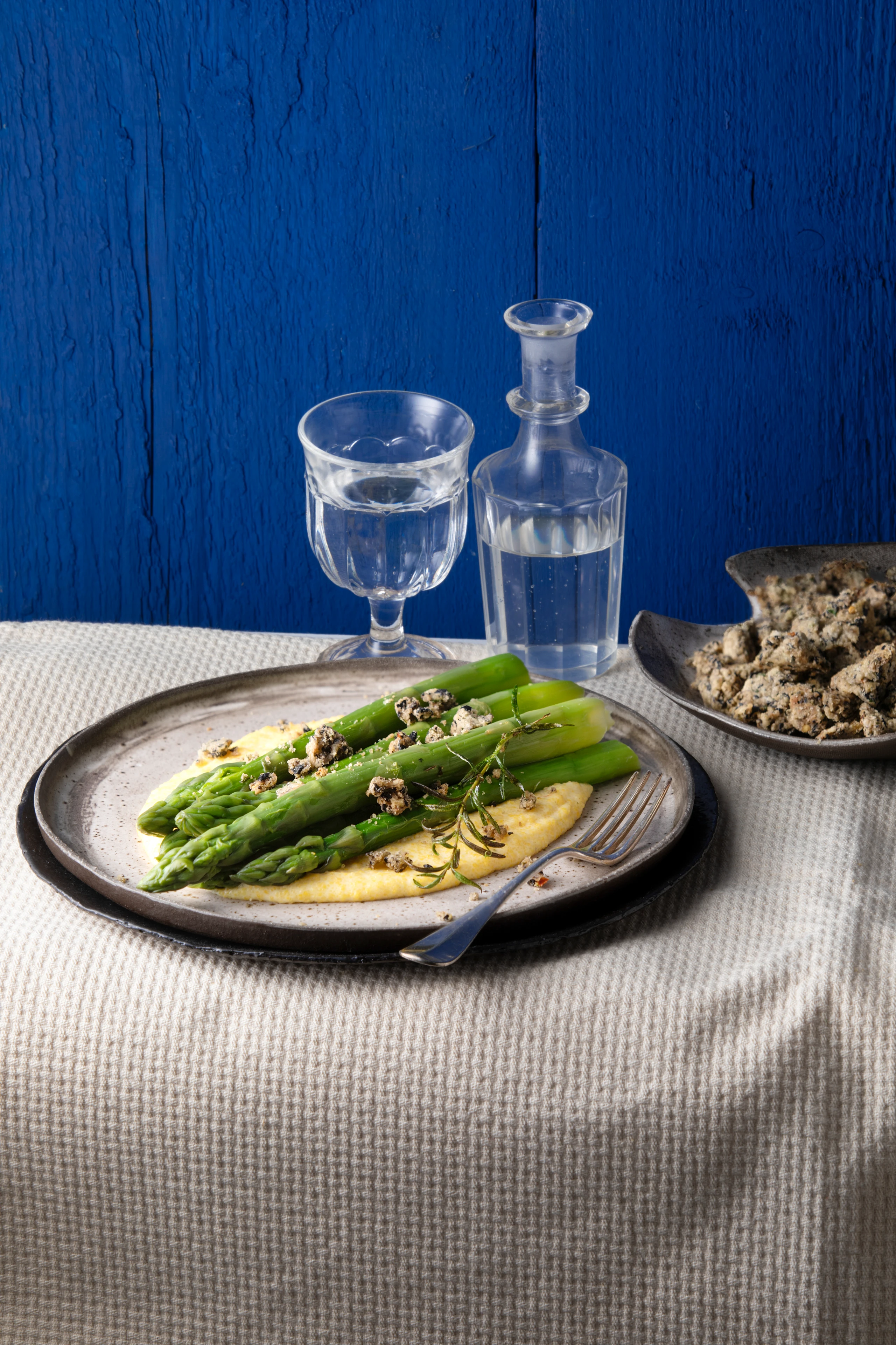 Grüner Spargel auf Polenta mit Oliven-Crumble