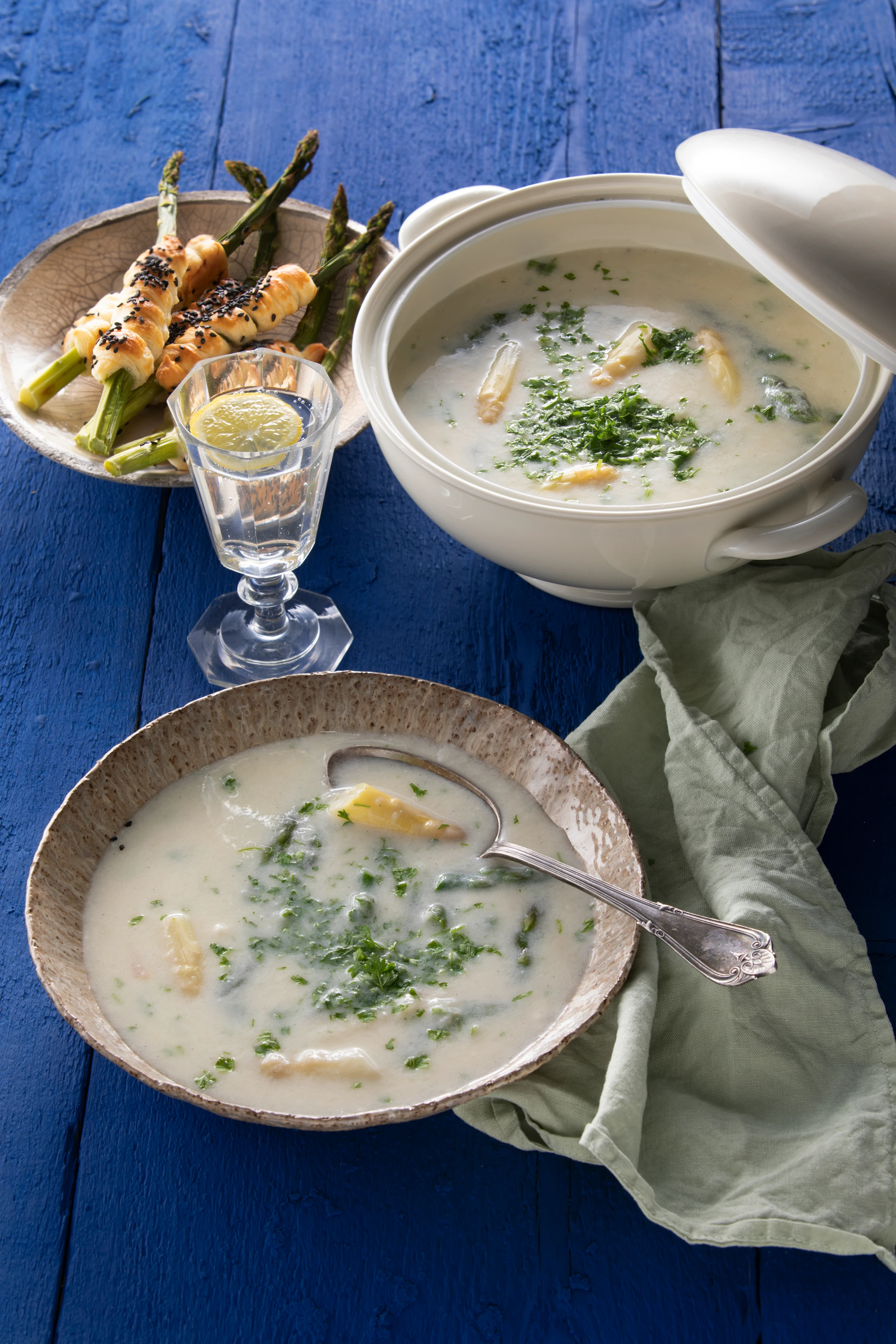 Spargelsuppe mit Kerbel und Sesamstangerln