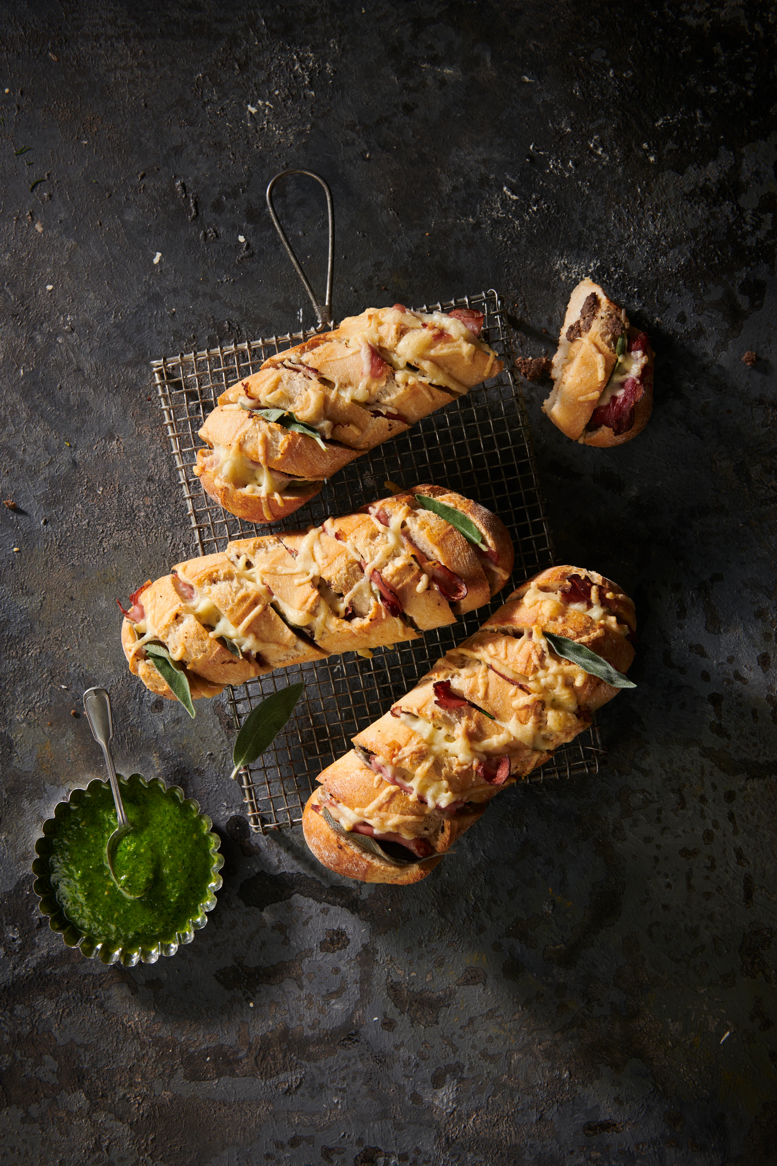 Überbackene Baguettes mit Champignons, Prosciutto und Salbei