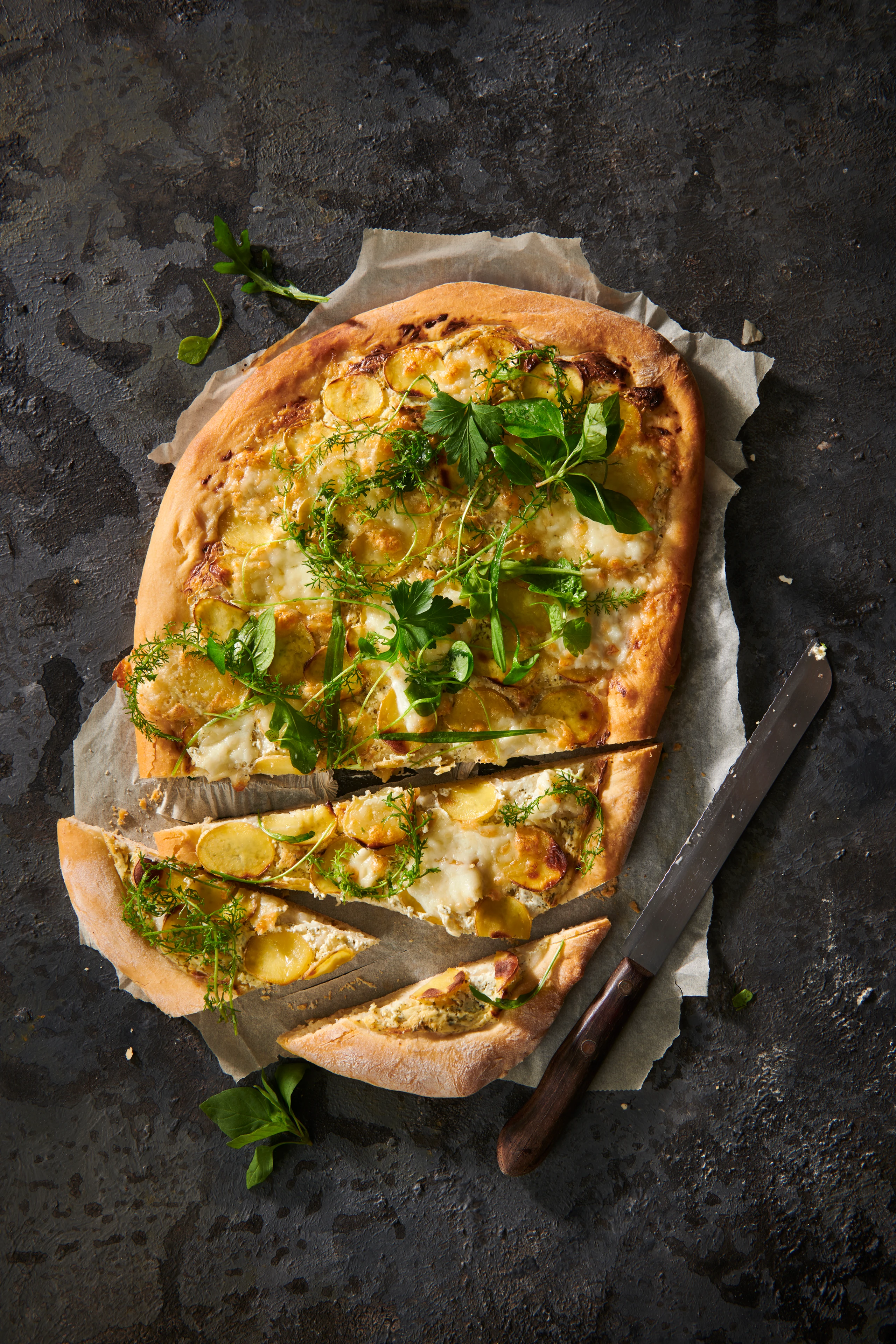 Erdäpfel-Rosmarin-Pizza mit Basilikum-Frischkäse