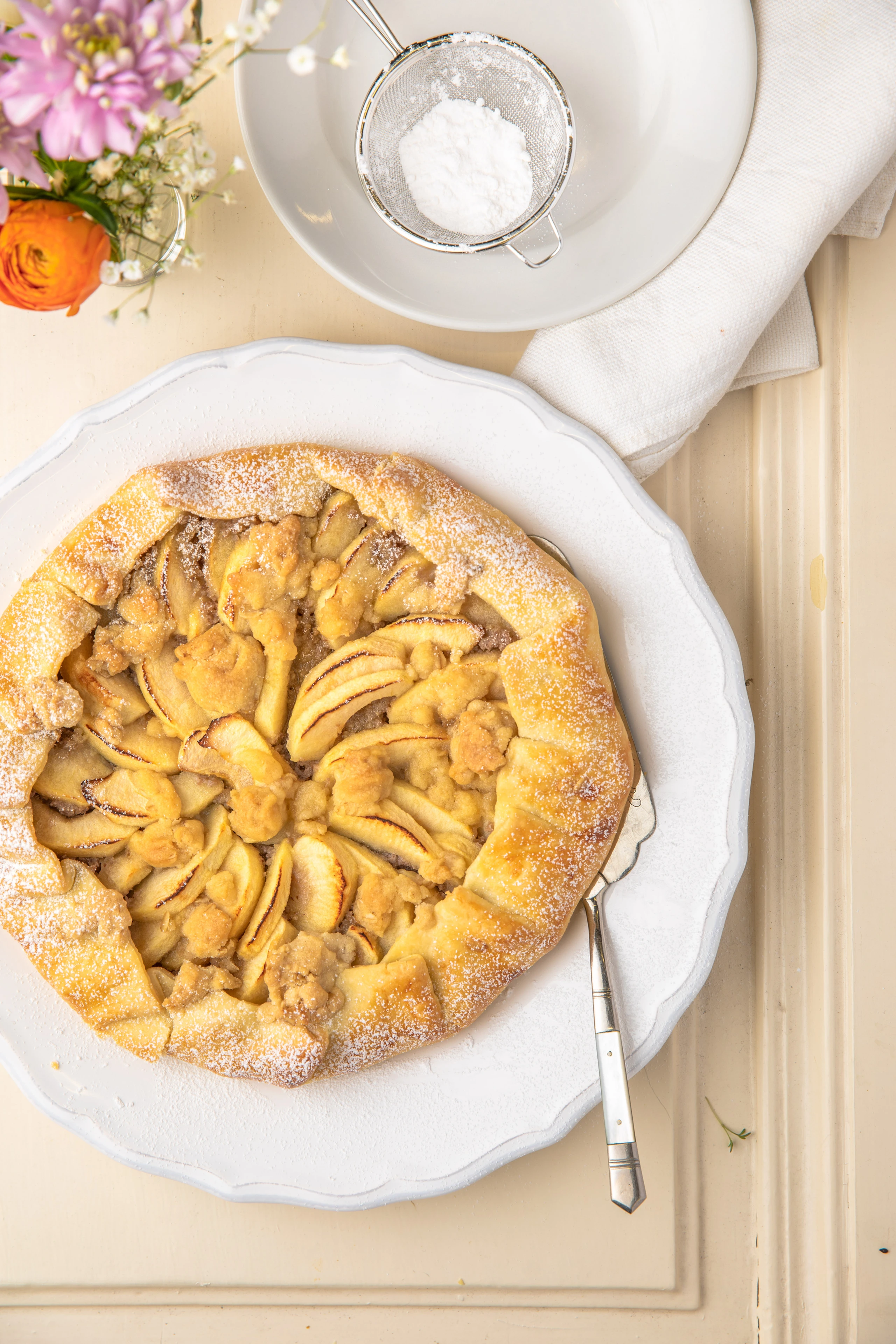 Apfel-Frangipane-Galette mit Haferflockenstreuseln