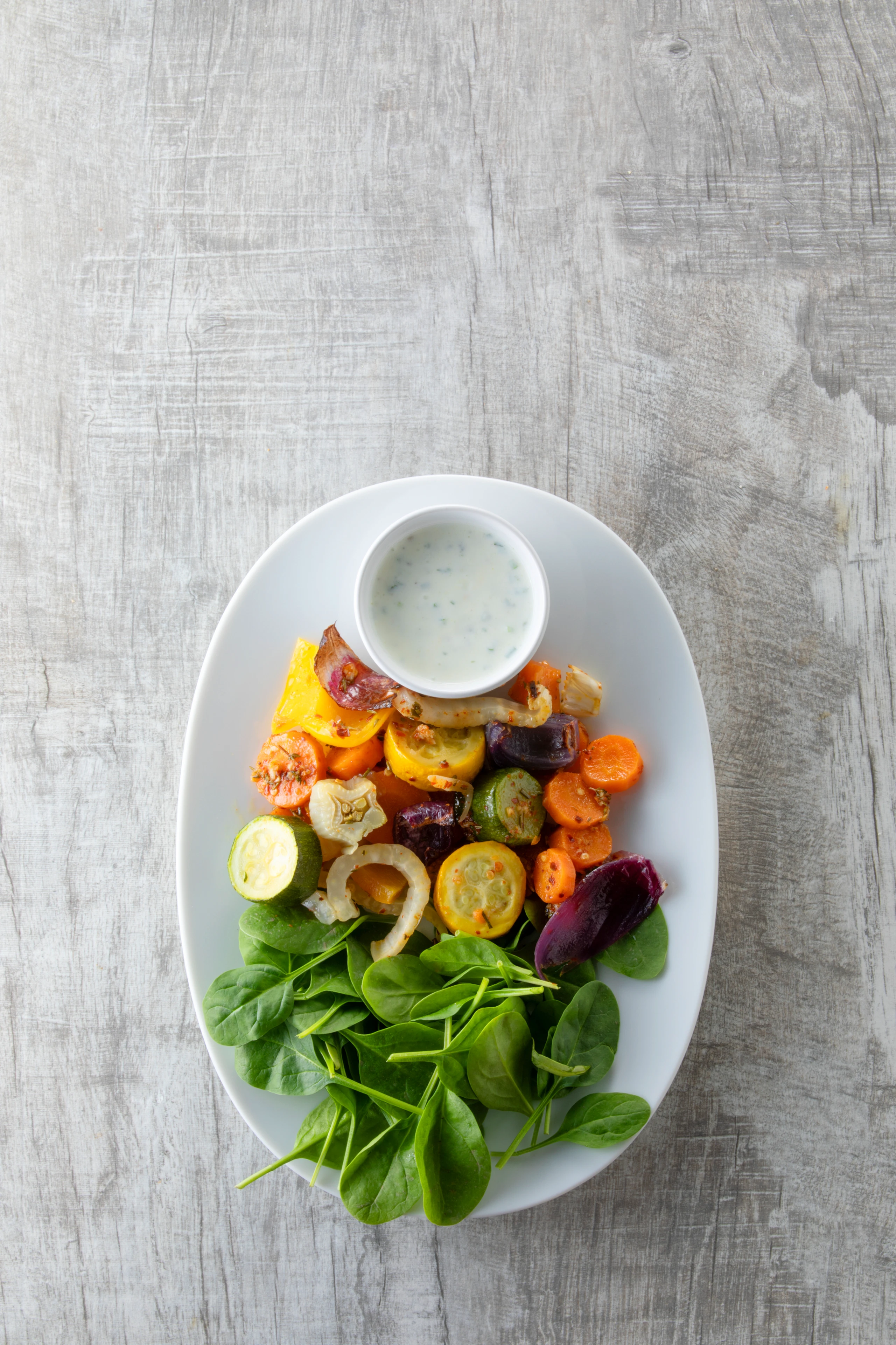 Gemüsesalat mit Spinat und Joghurtmarinade