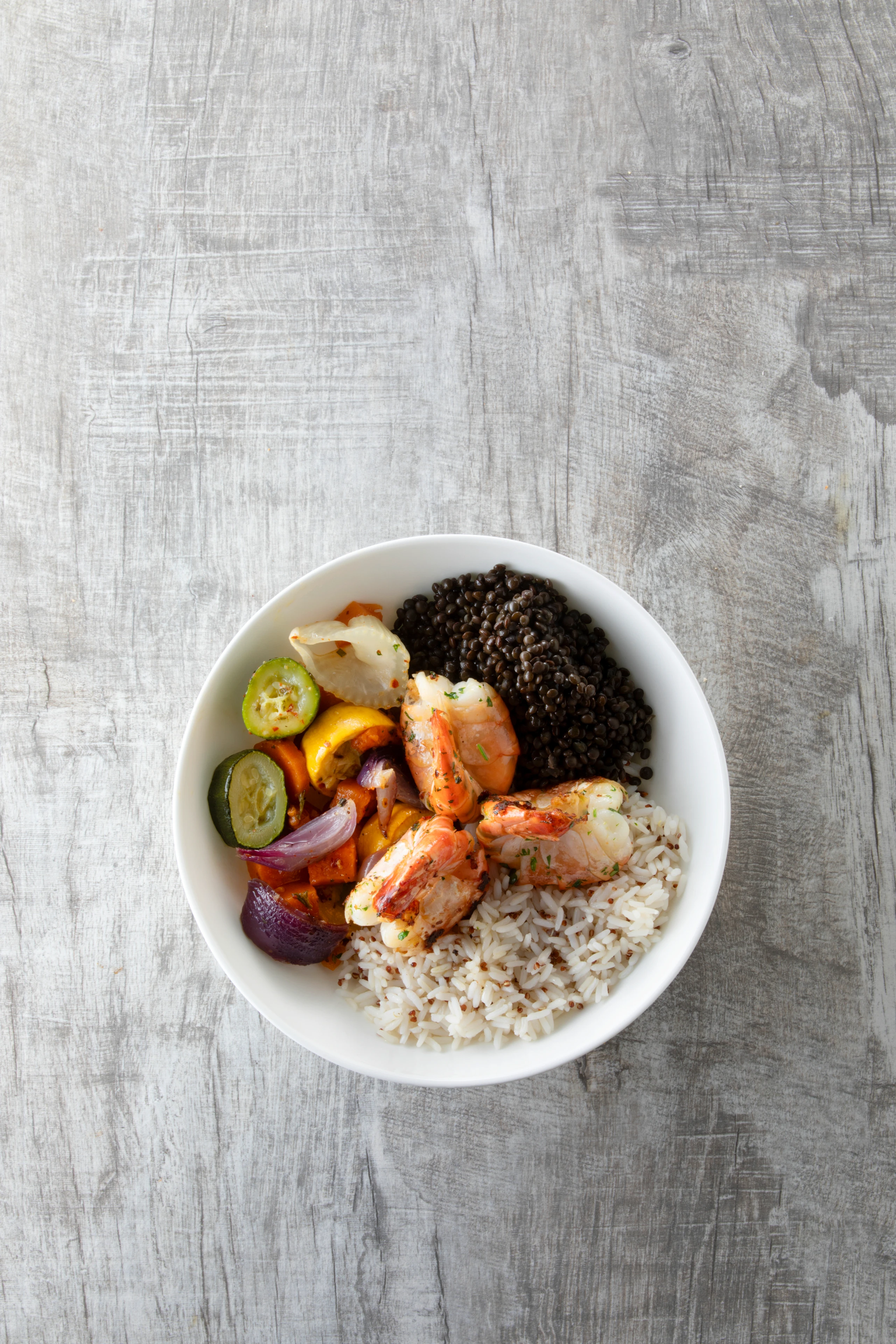 Linsen-Gemüsebowl mit Reis und Knoblauch-Garnelen
