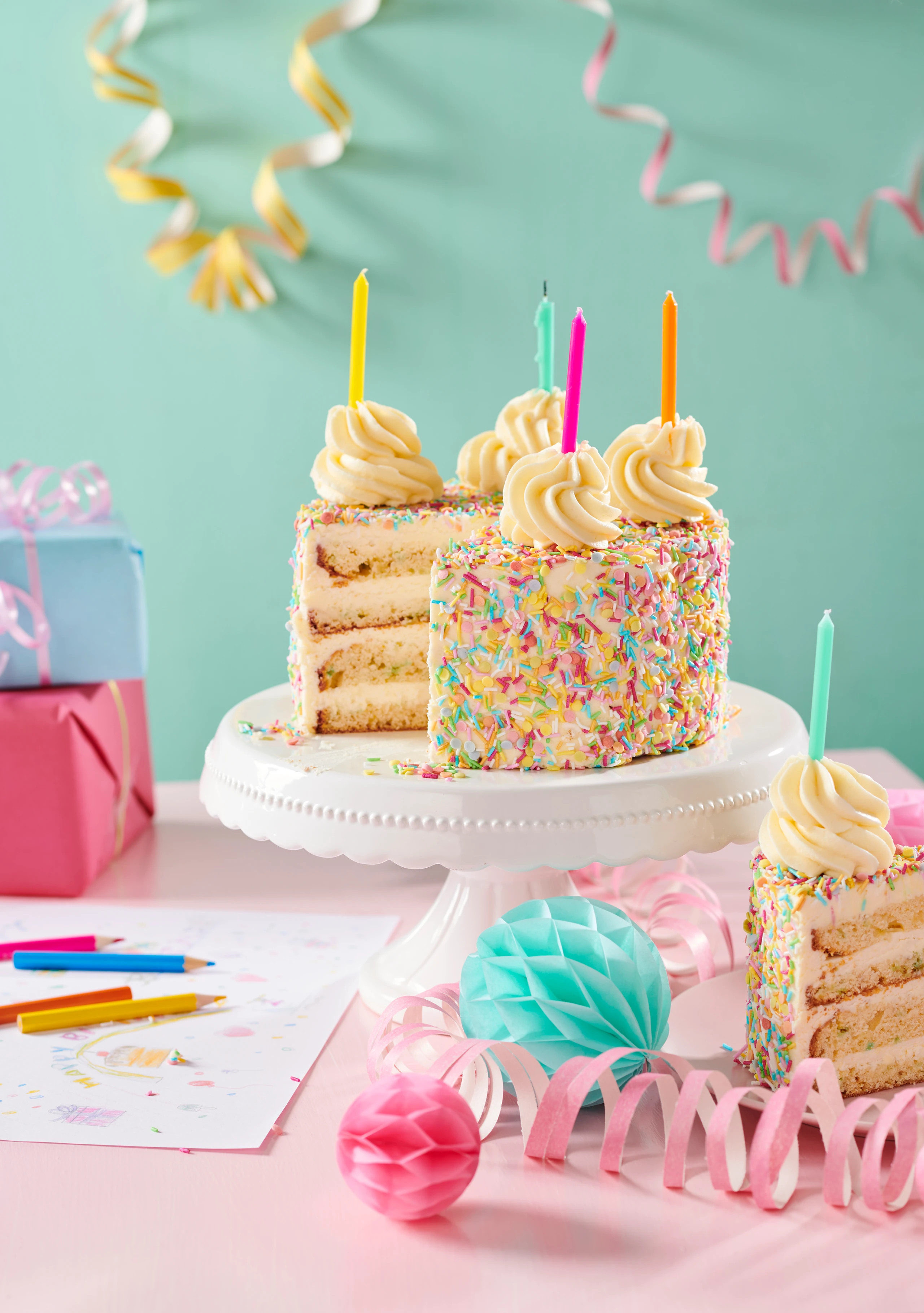 Funfetti-Torte mit weißer Schokocreme