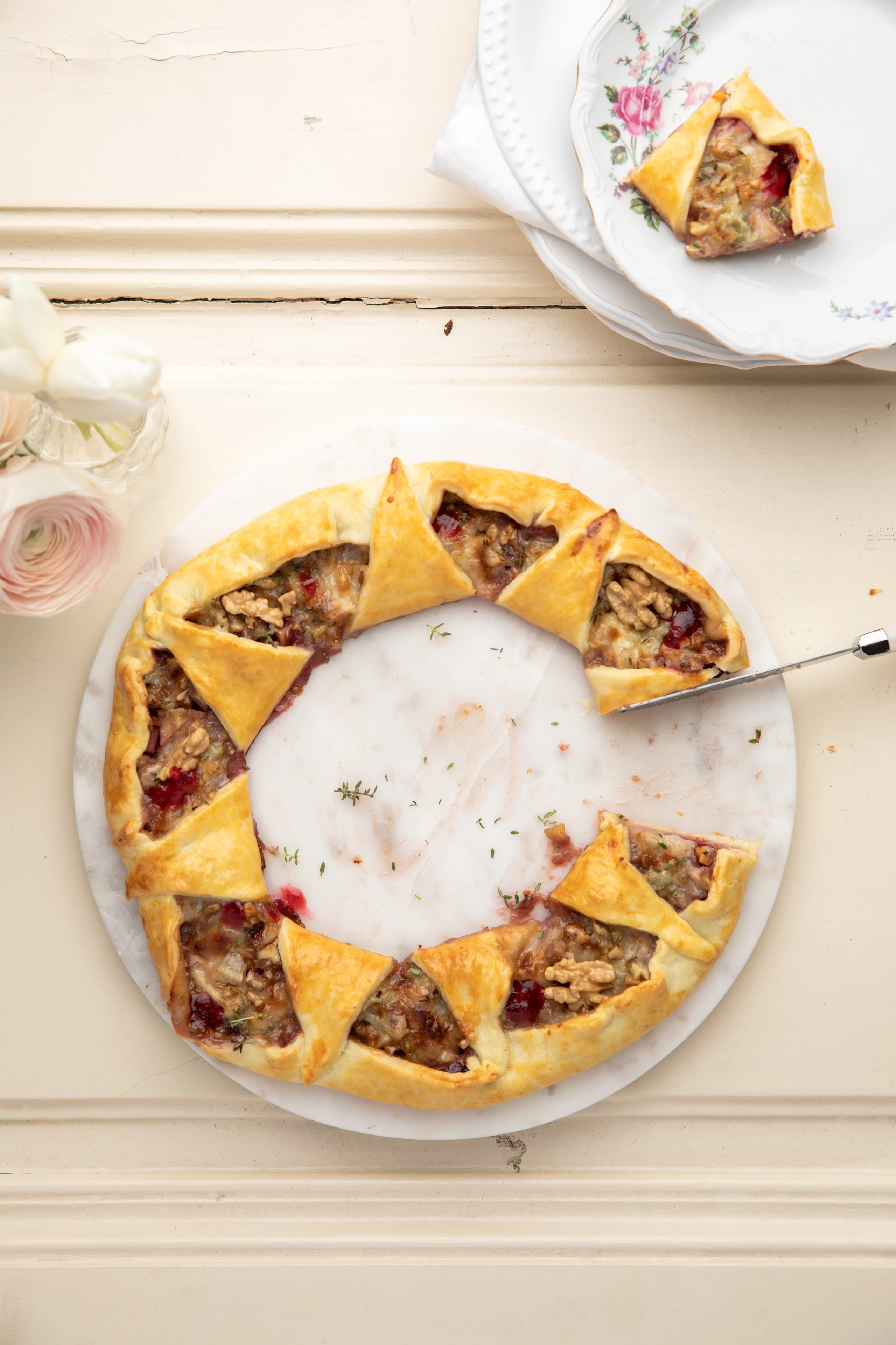 Mürbteigkranz mit Birne und Gorgonzola