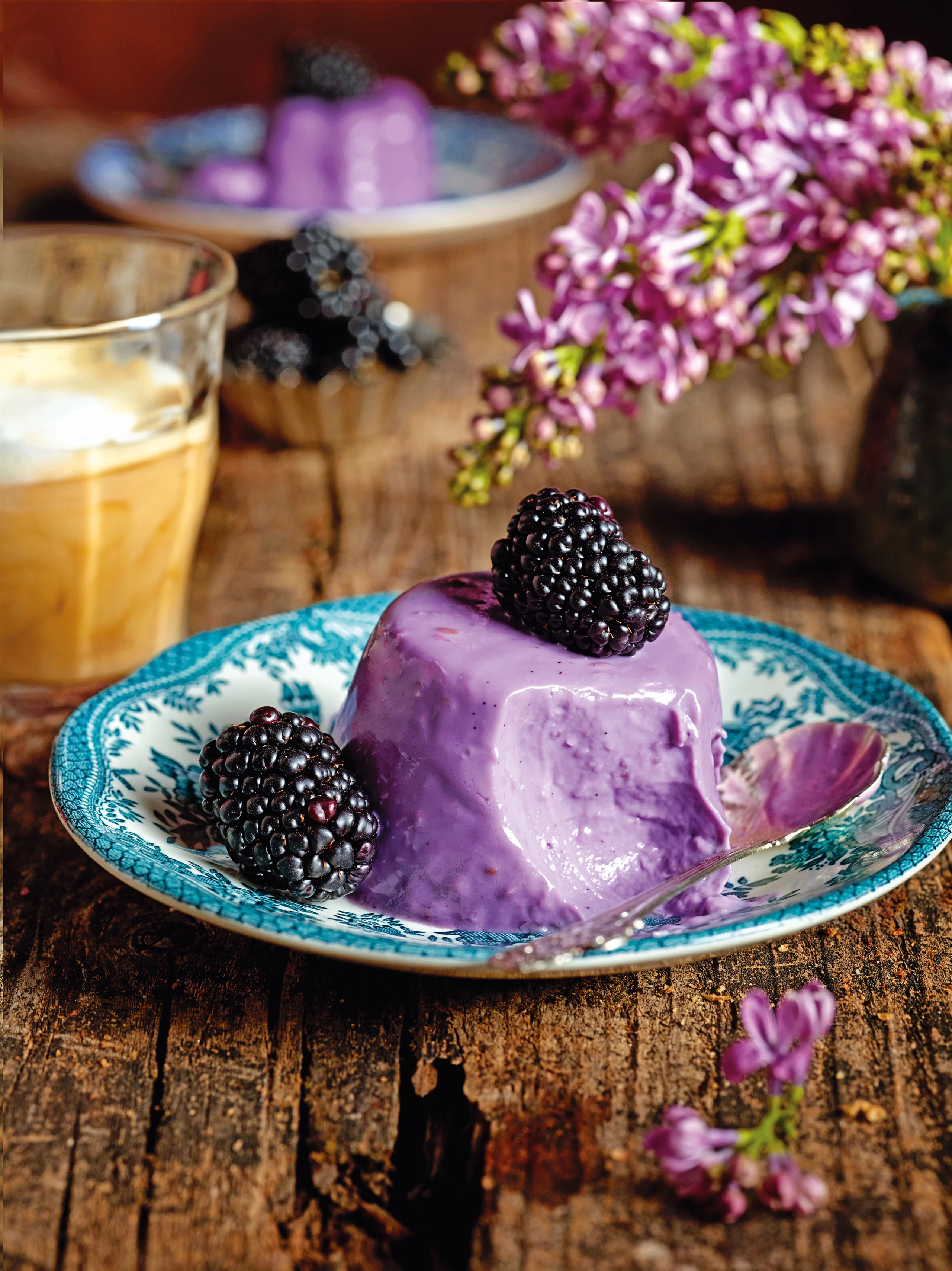 Brombeer-Panna-Cotta mit weißer Schokolade