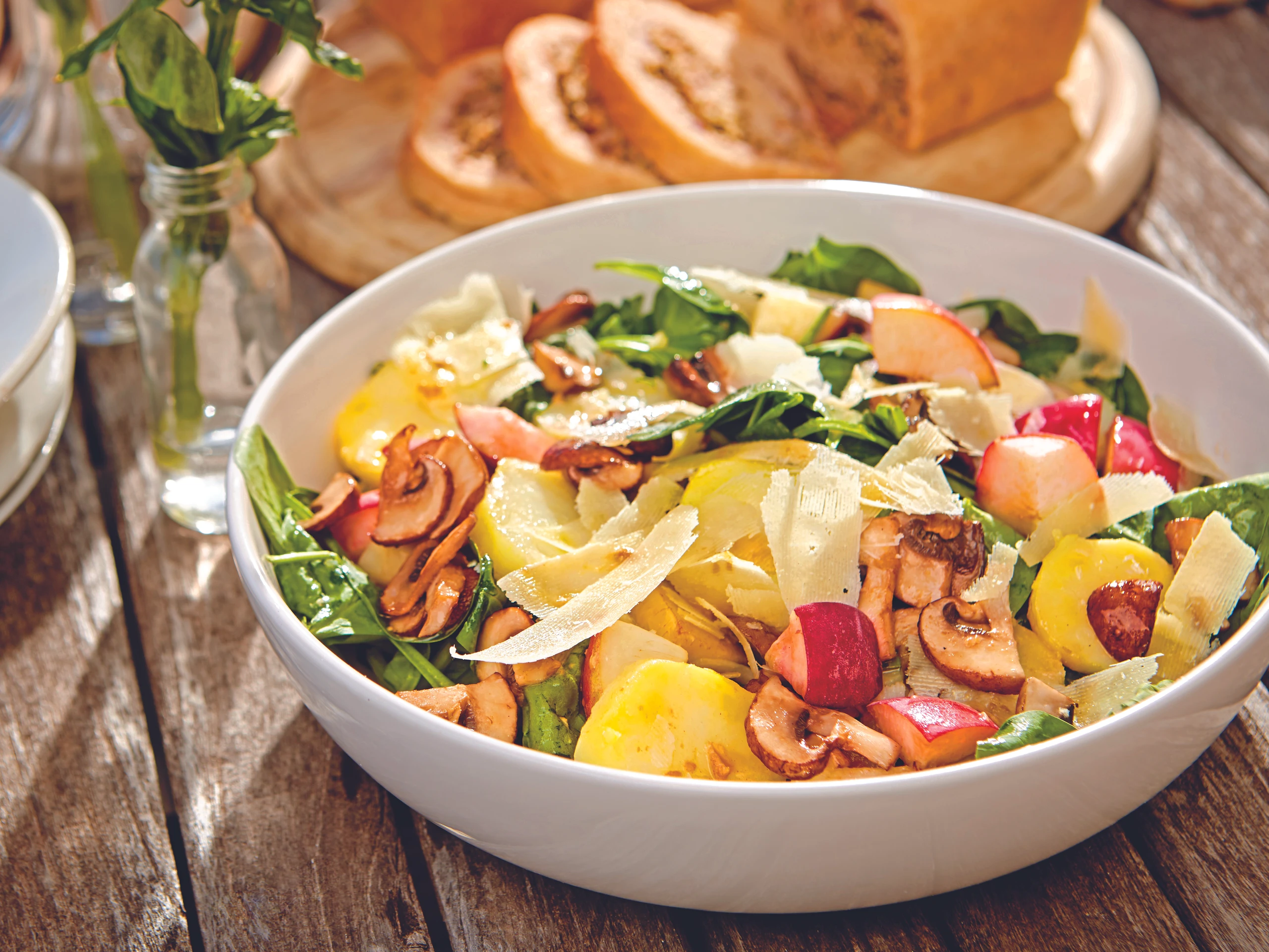 Salat mit Pfirsichen, Spinat und Erdäpfeln