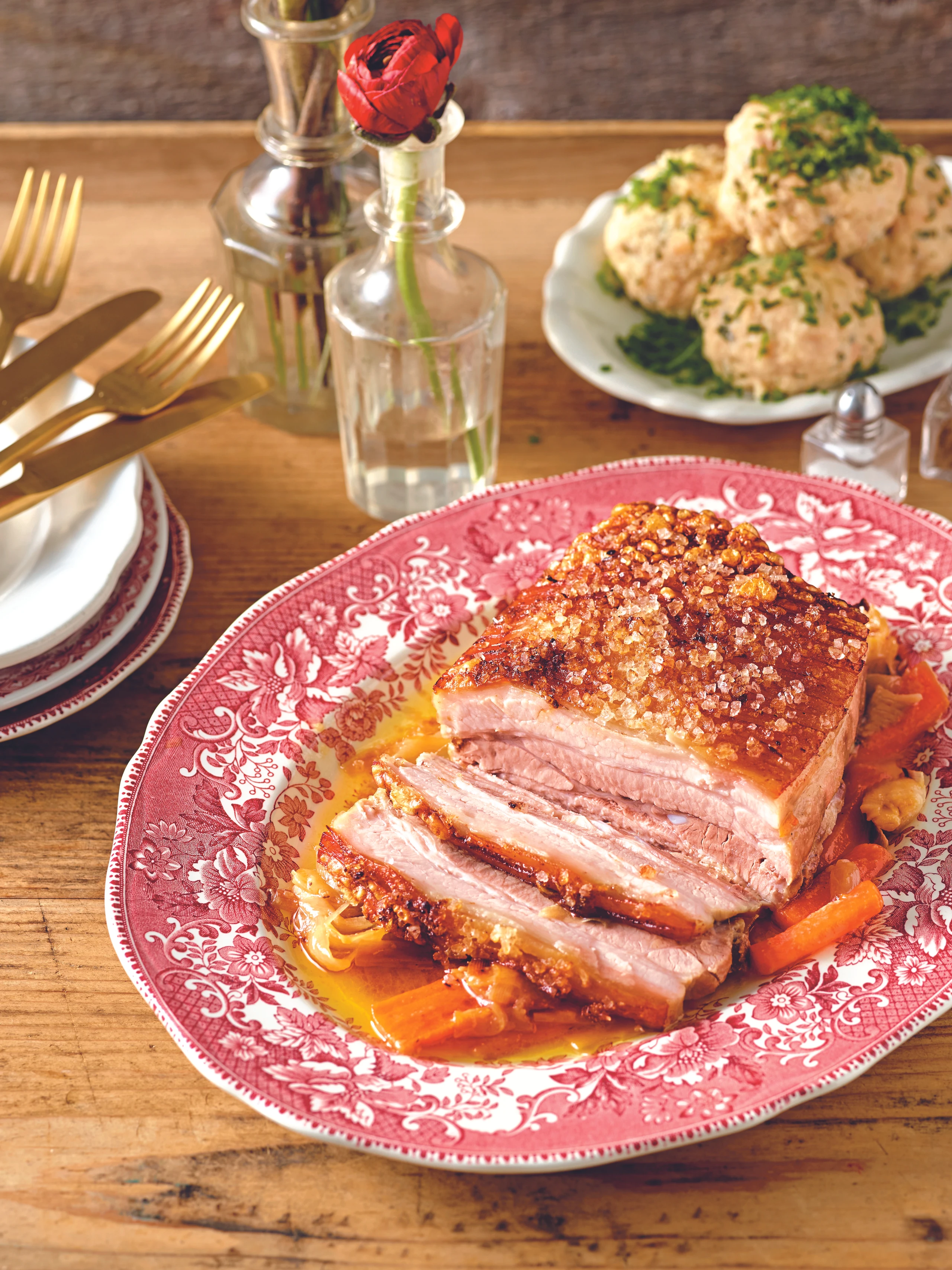 Schweinsbraten mit Semmelknödeln und Ofengemüse