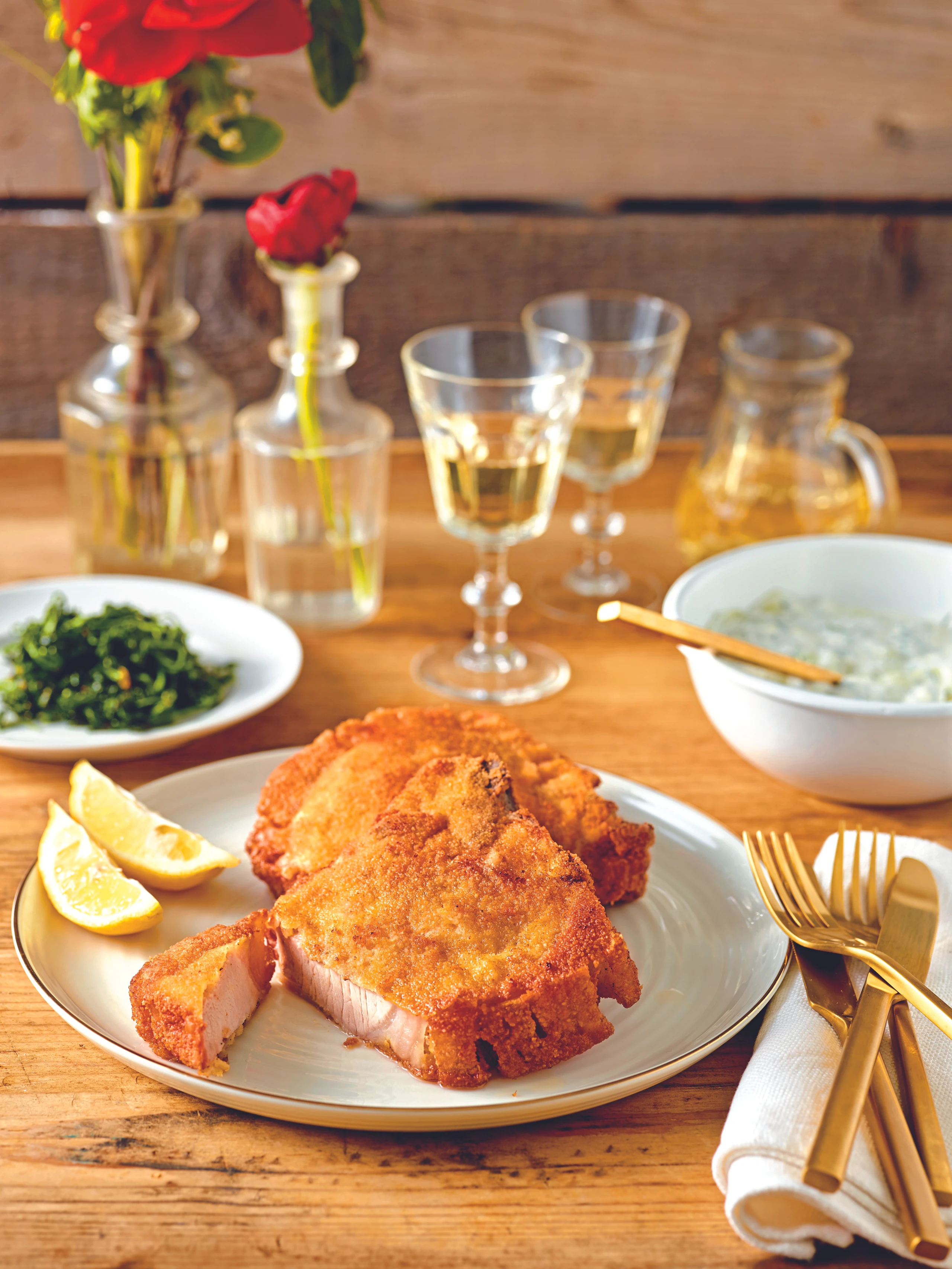 Gebackenes Kotelett mit Rahm-Gurkensalat