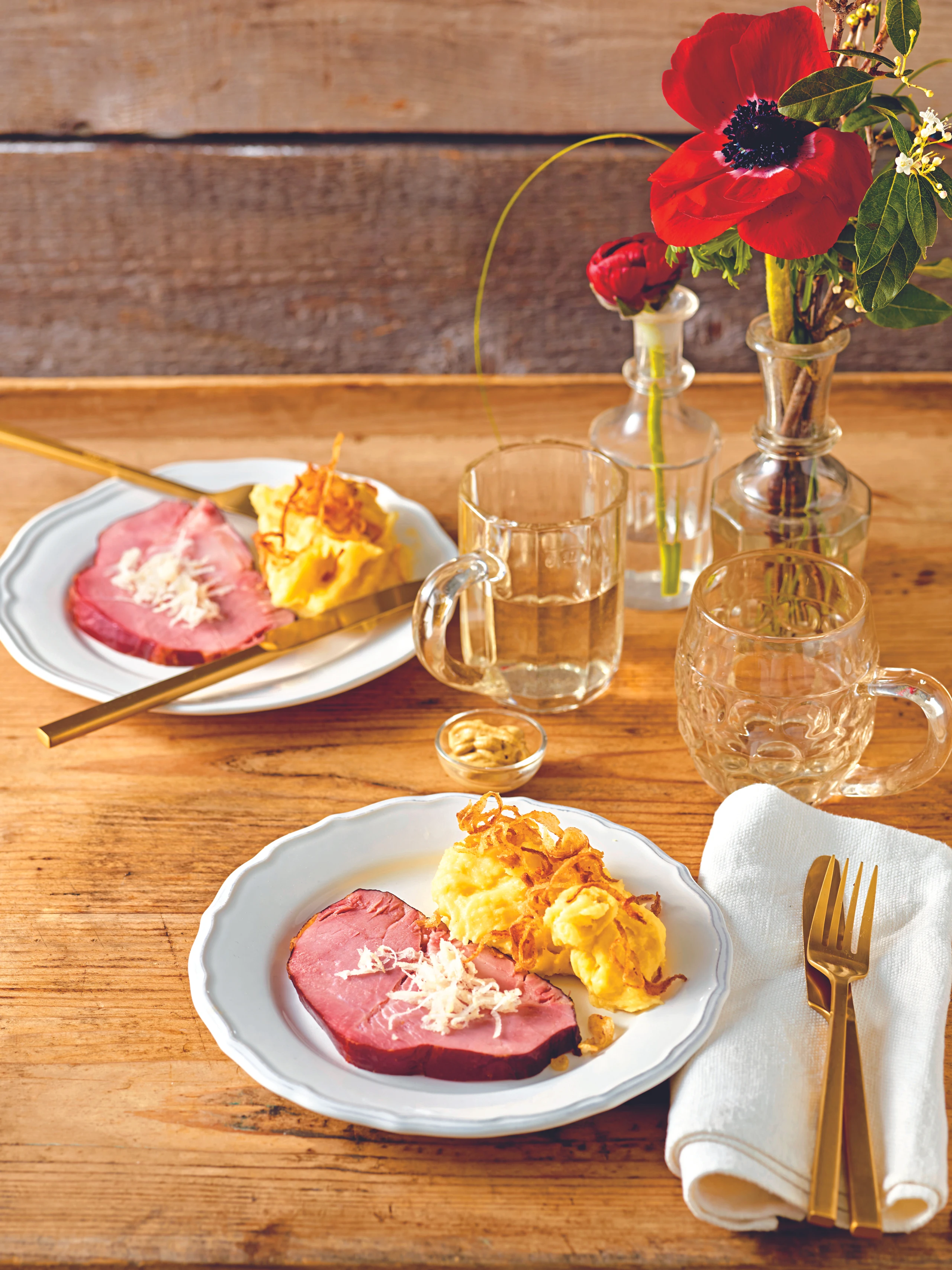 Gekochter Selchschopf mit Erdäpfelpüree und Röstzwiebeln