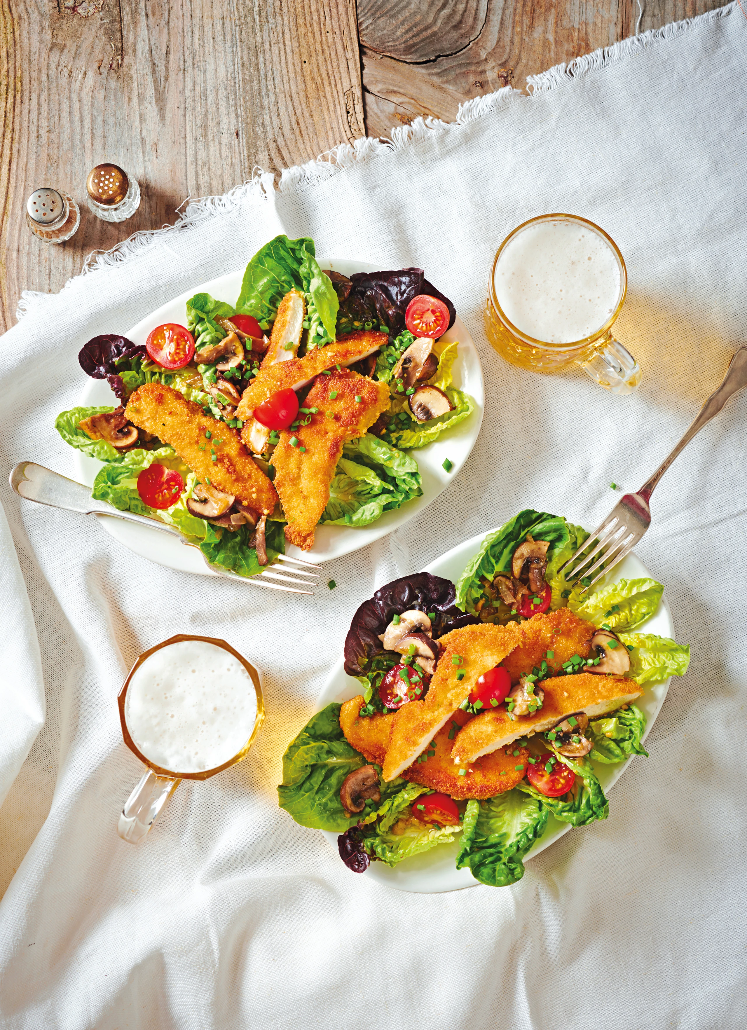 Backhendlsalat mit Champignons und Paradeisern