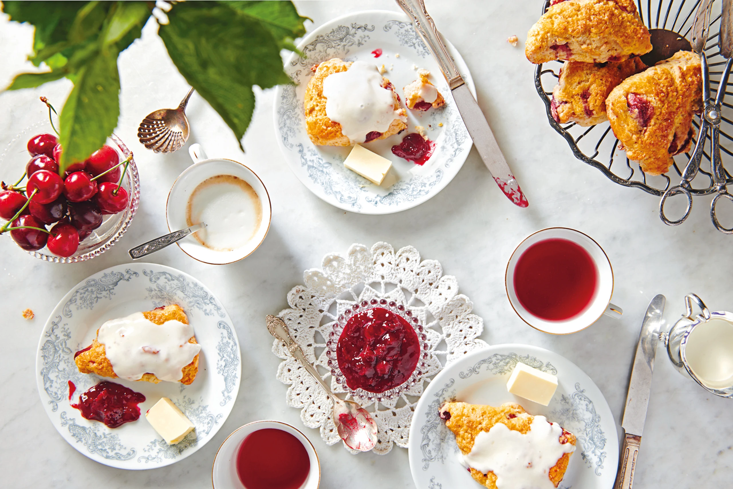 Kirsch-Scones mit Sauerrahmglasur