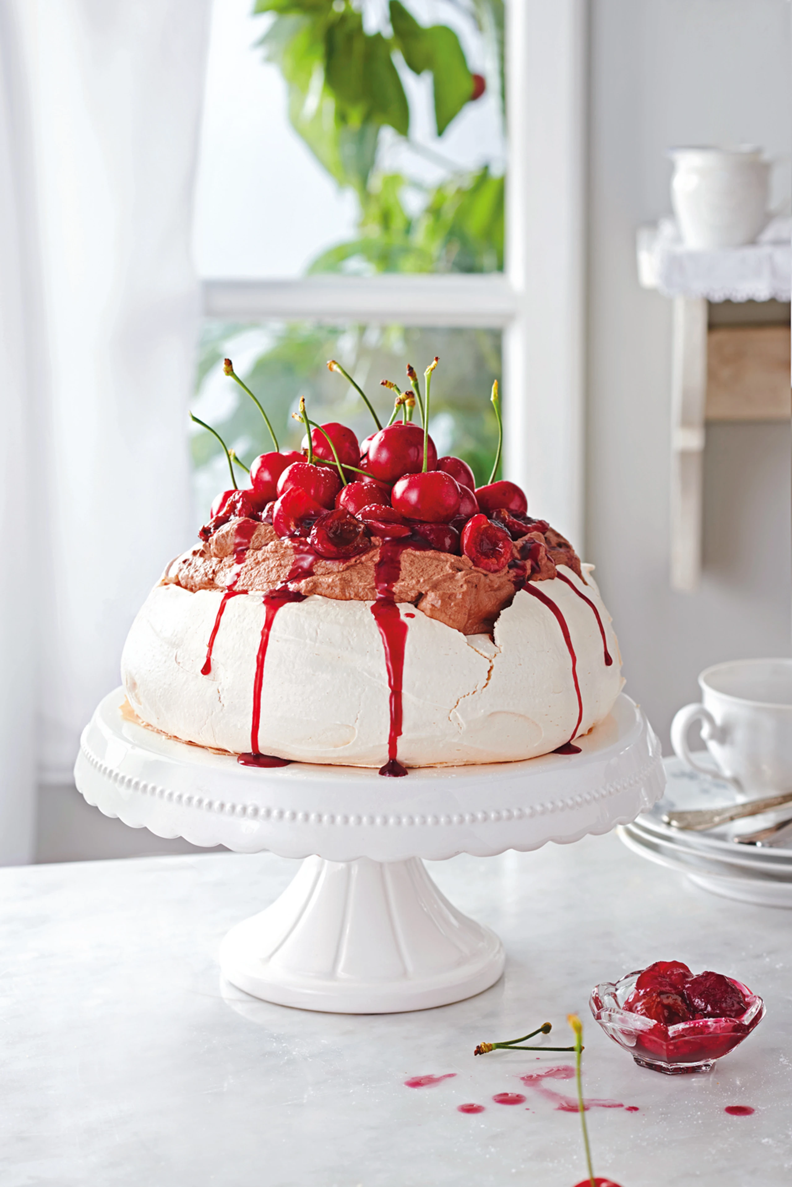 Pavlova mit Oberscreme und Kirschkompott