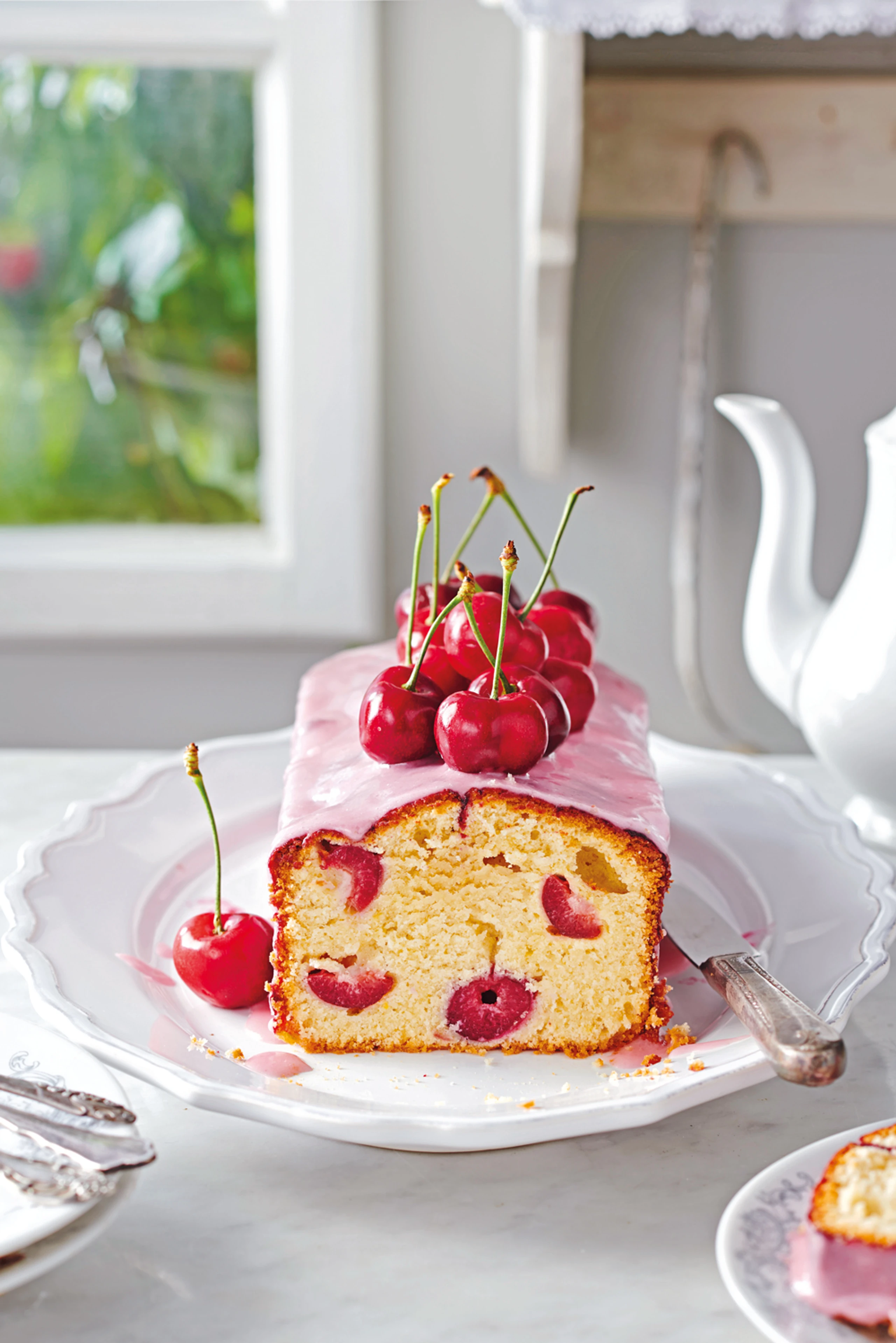 Saftiger Kirschkuchen mit Marzipan