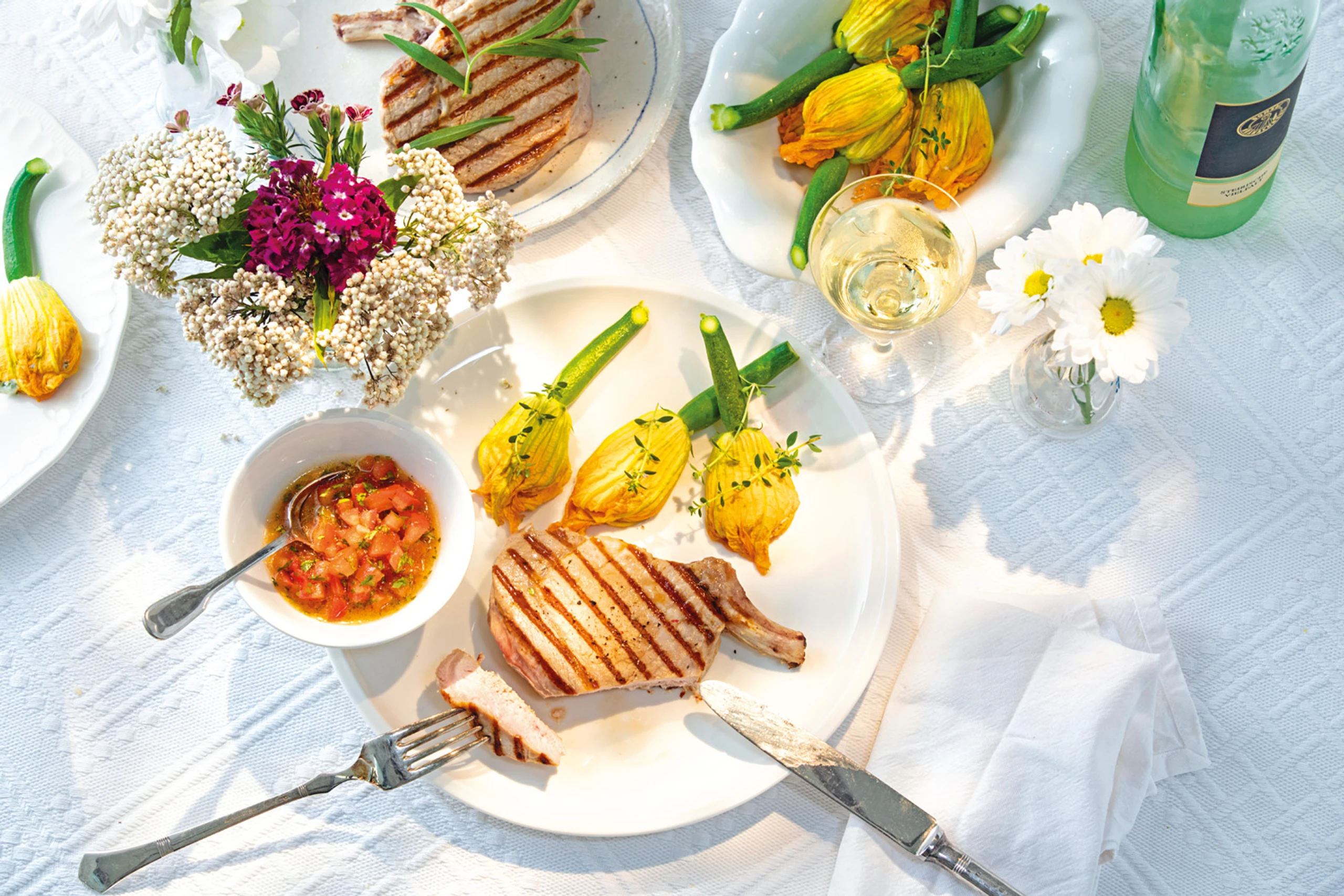 Schweinskotelett mit gefüllten Zucchiniblüten