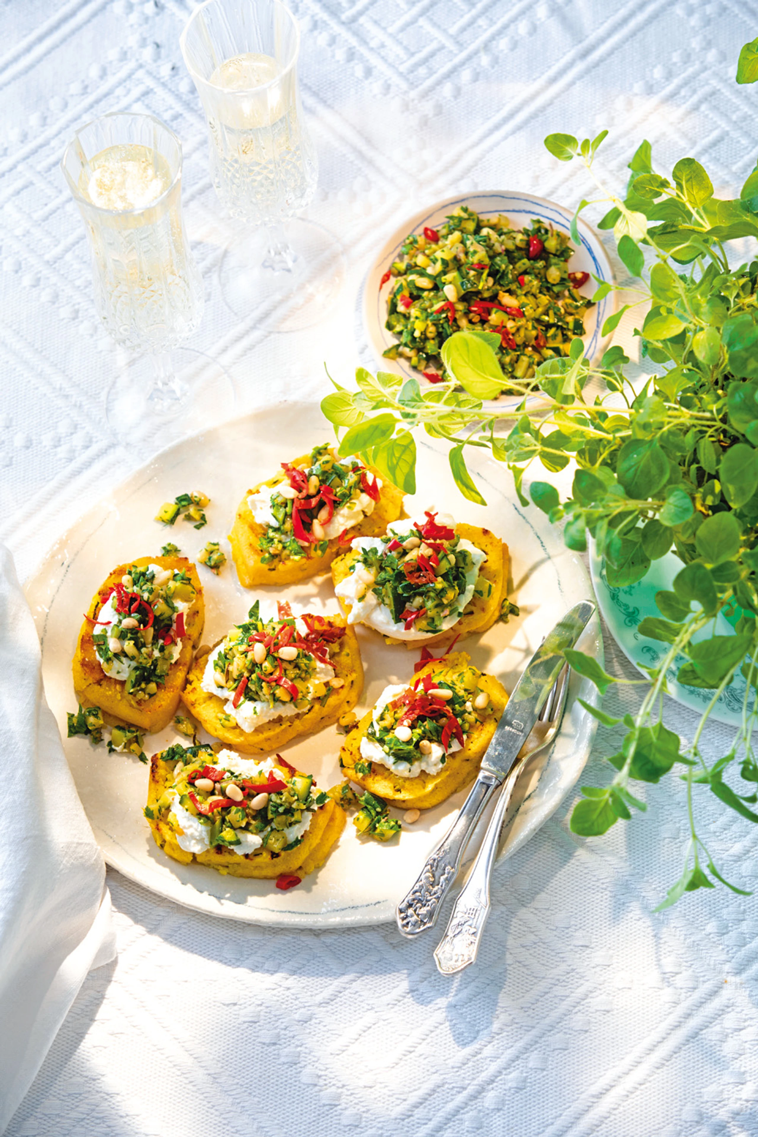 Gegrillte Polenta-Bruschettas mit Zucchinitatar