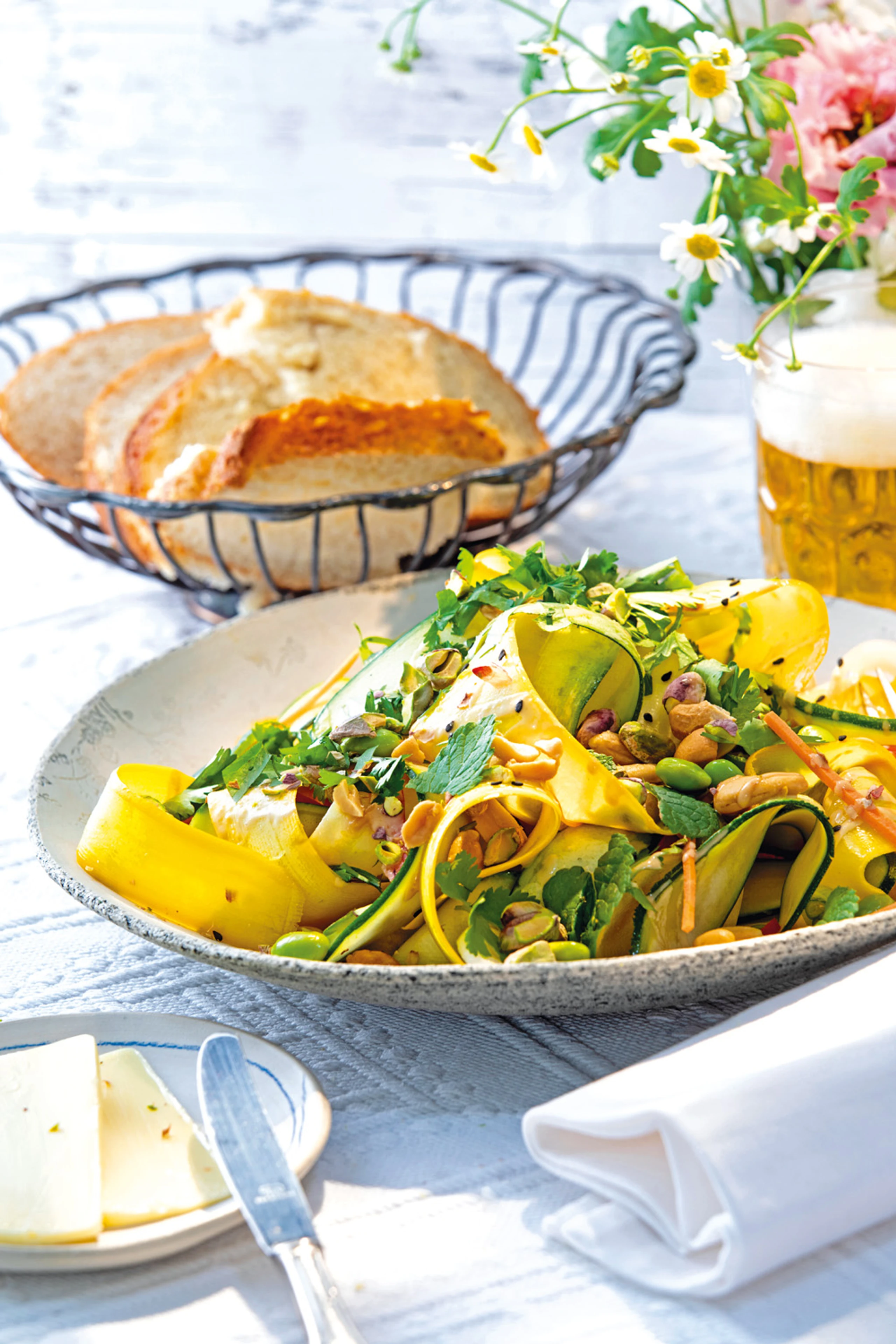 Zucchinisalat mit Erdnuss-Dressing und Koriander