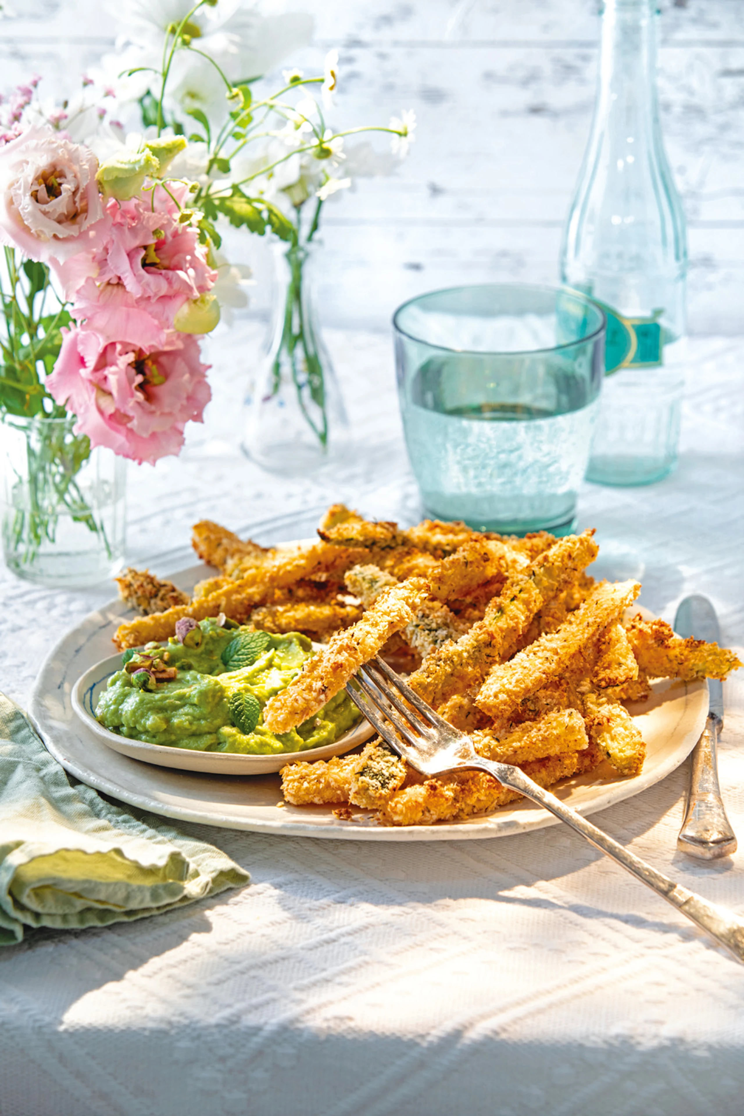 Zucchini-Fries mit Pistazien-Avocadocreme
