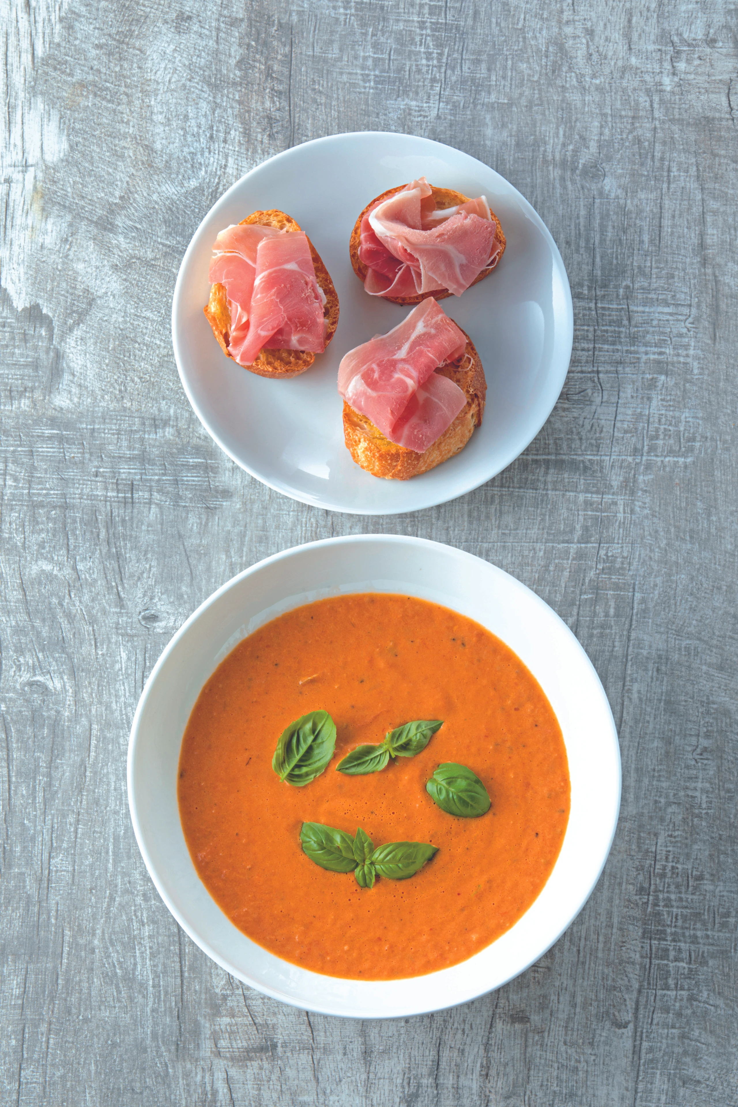 Italienische Paradeissuppe mit Bruschetta