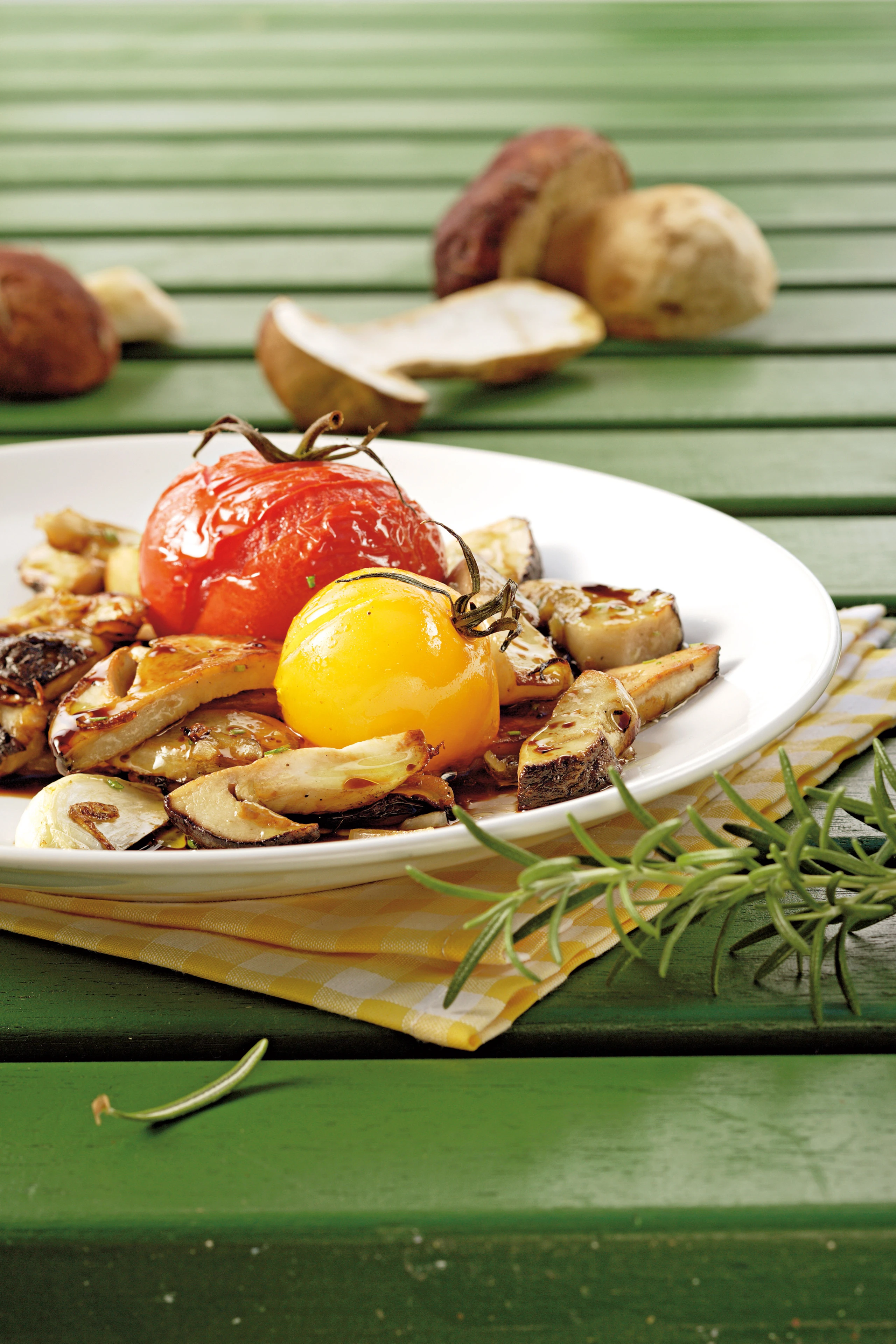 Marinierte Steinpilze mit Rosmarin und Paradeisern