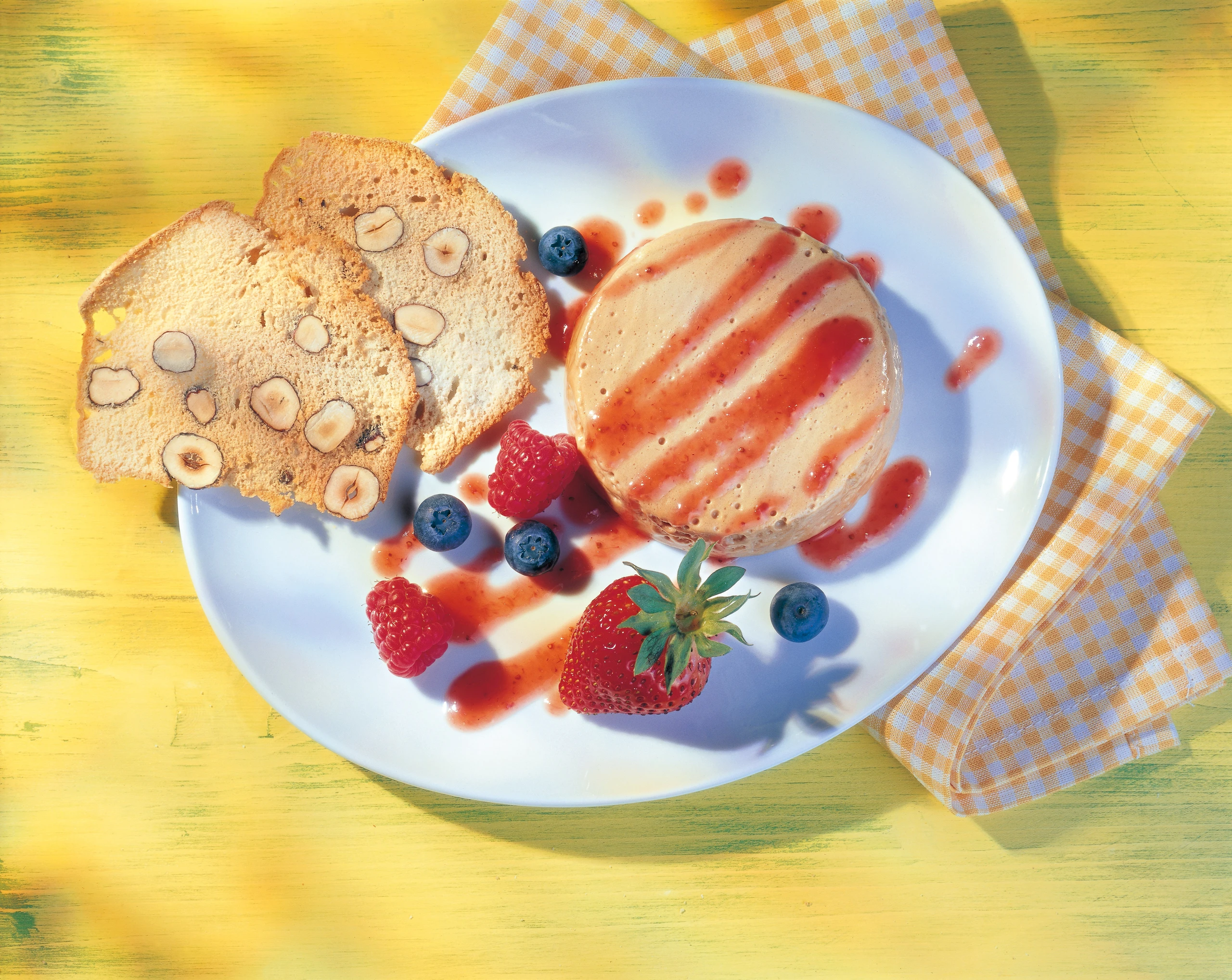 Nougatparfait mit Beeren und Haselnusscrackern
