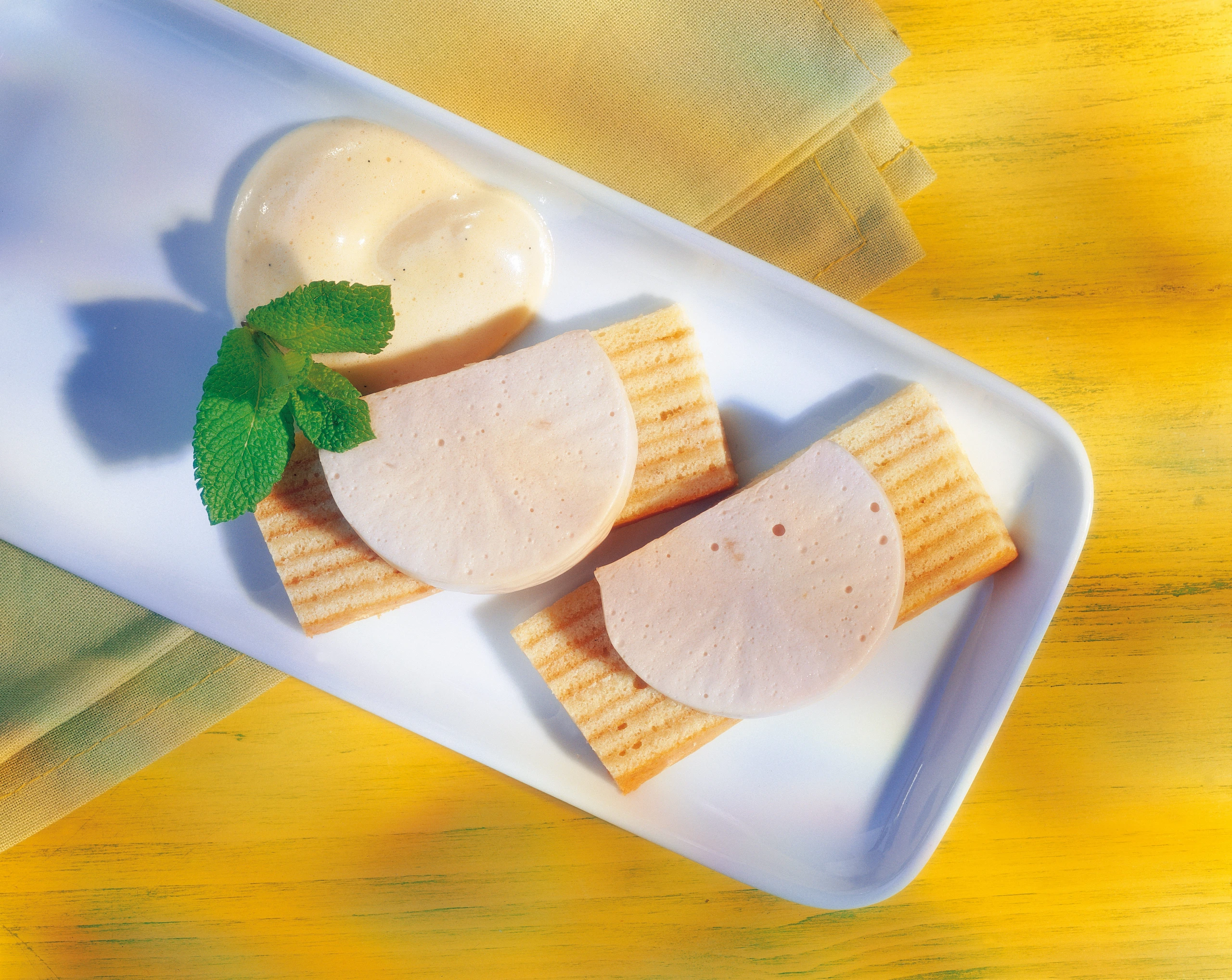 Teeparfait mit Vanilleschaum