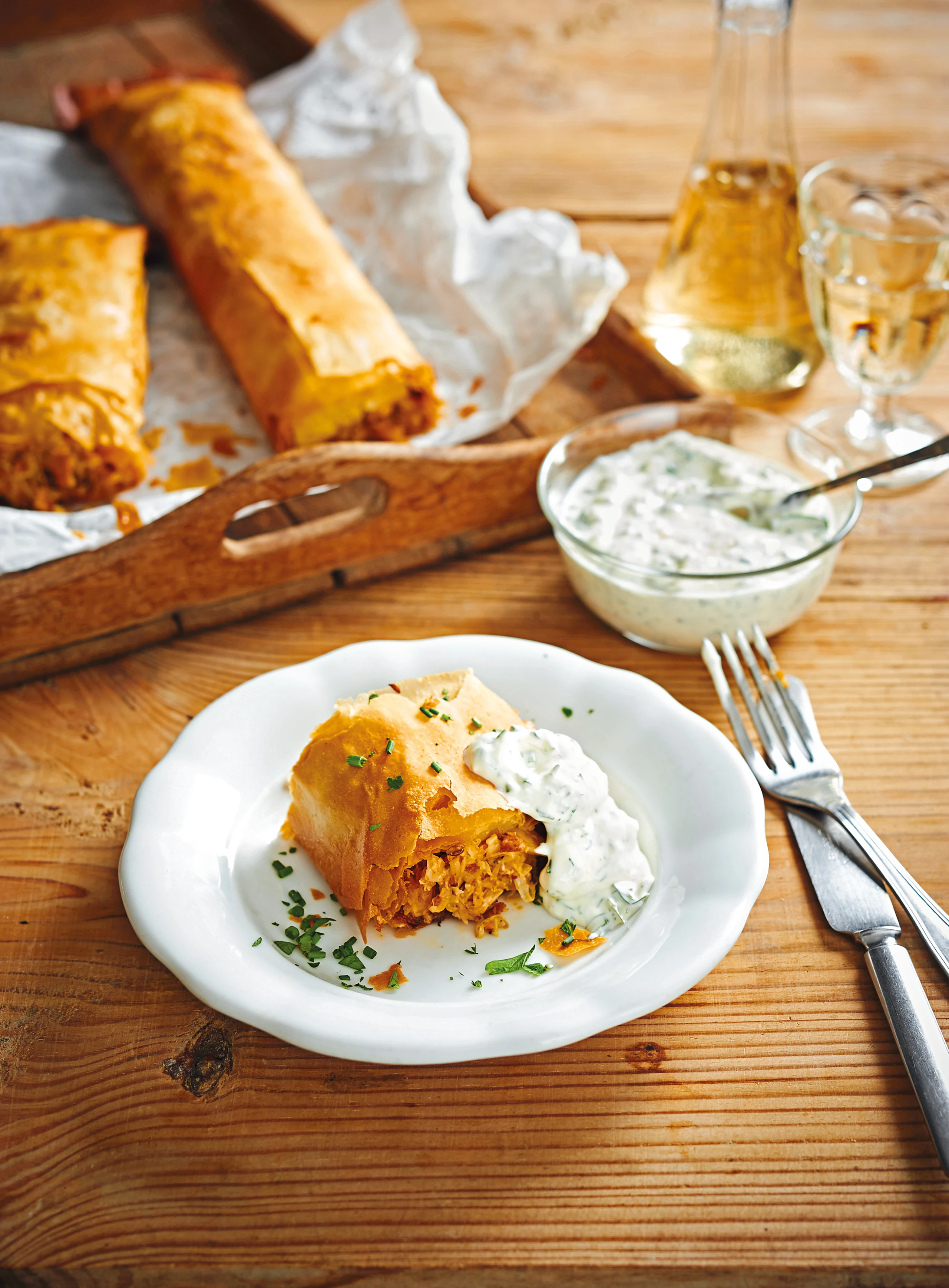 Grammel-Kraut-Strudel mit Kräuter-Dip