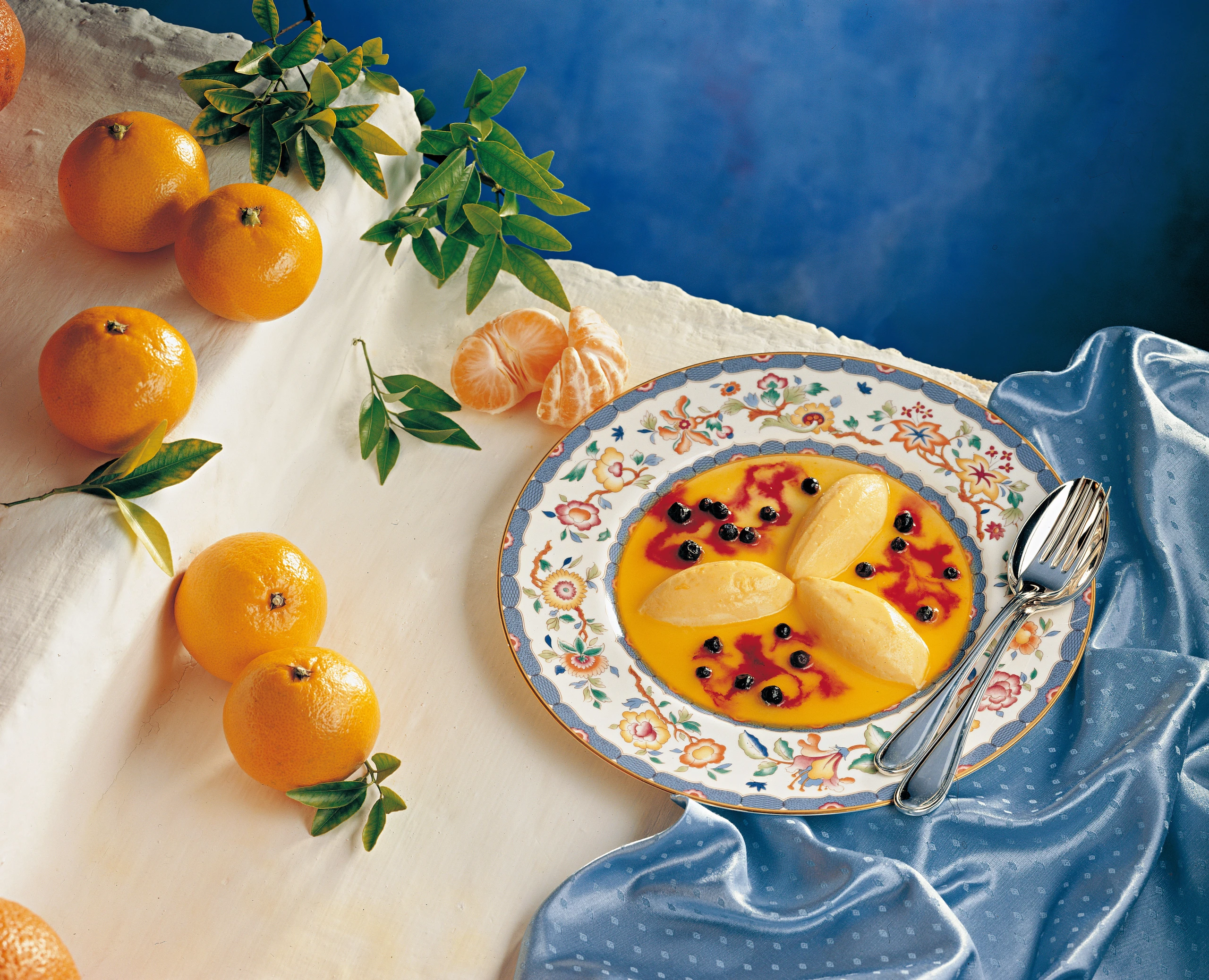 Joghurt-Mandarinen-Nockerl auf Orangensauce