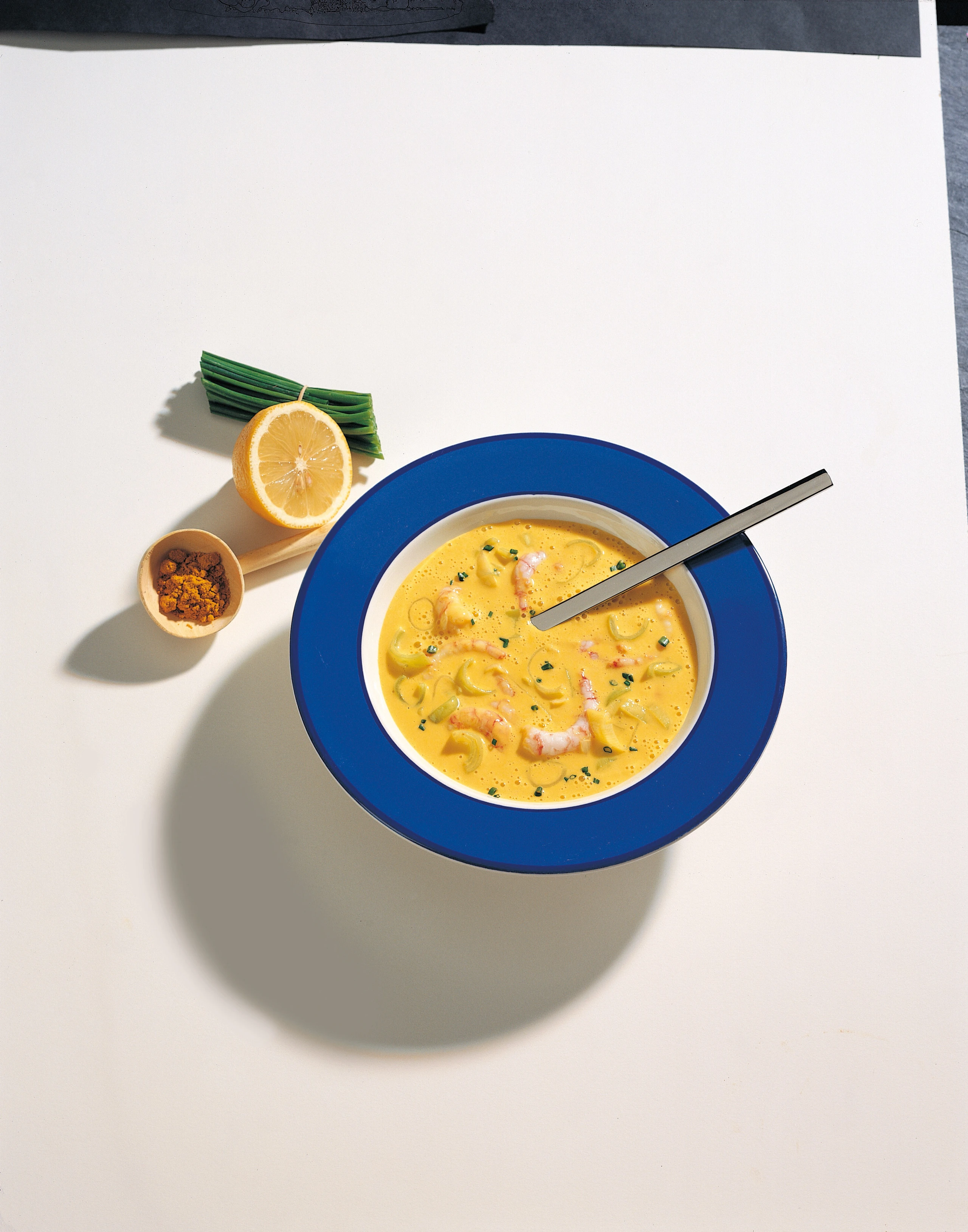 Currysuppe mit Lauch und Shrimps