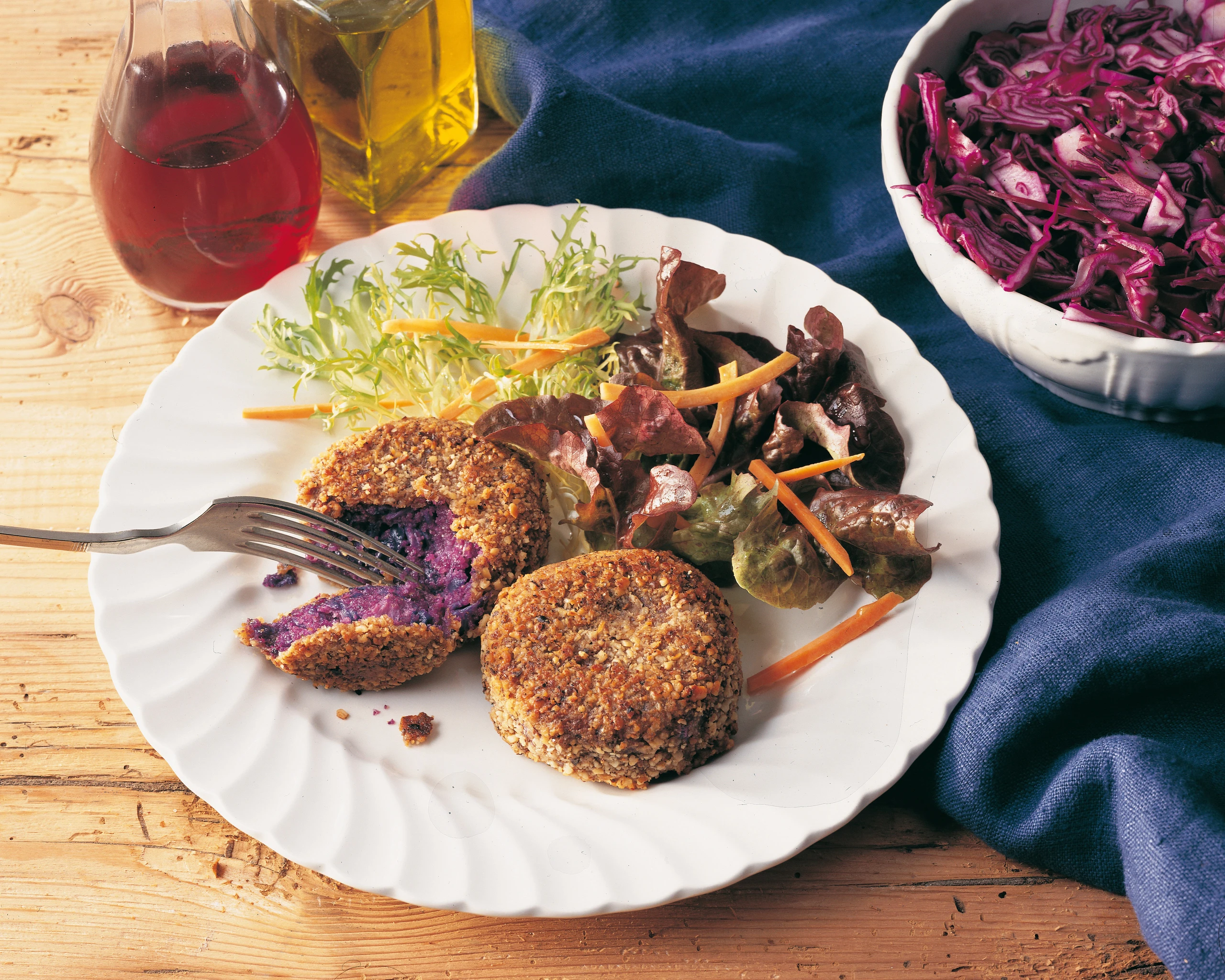 Rotkraut-Laibchen mit Walnusspanier