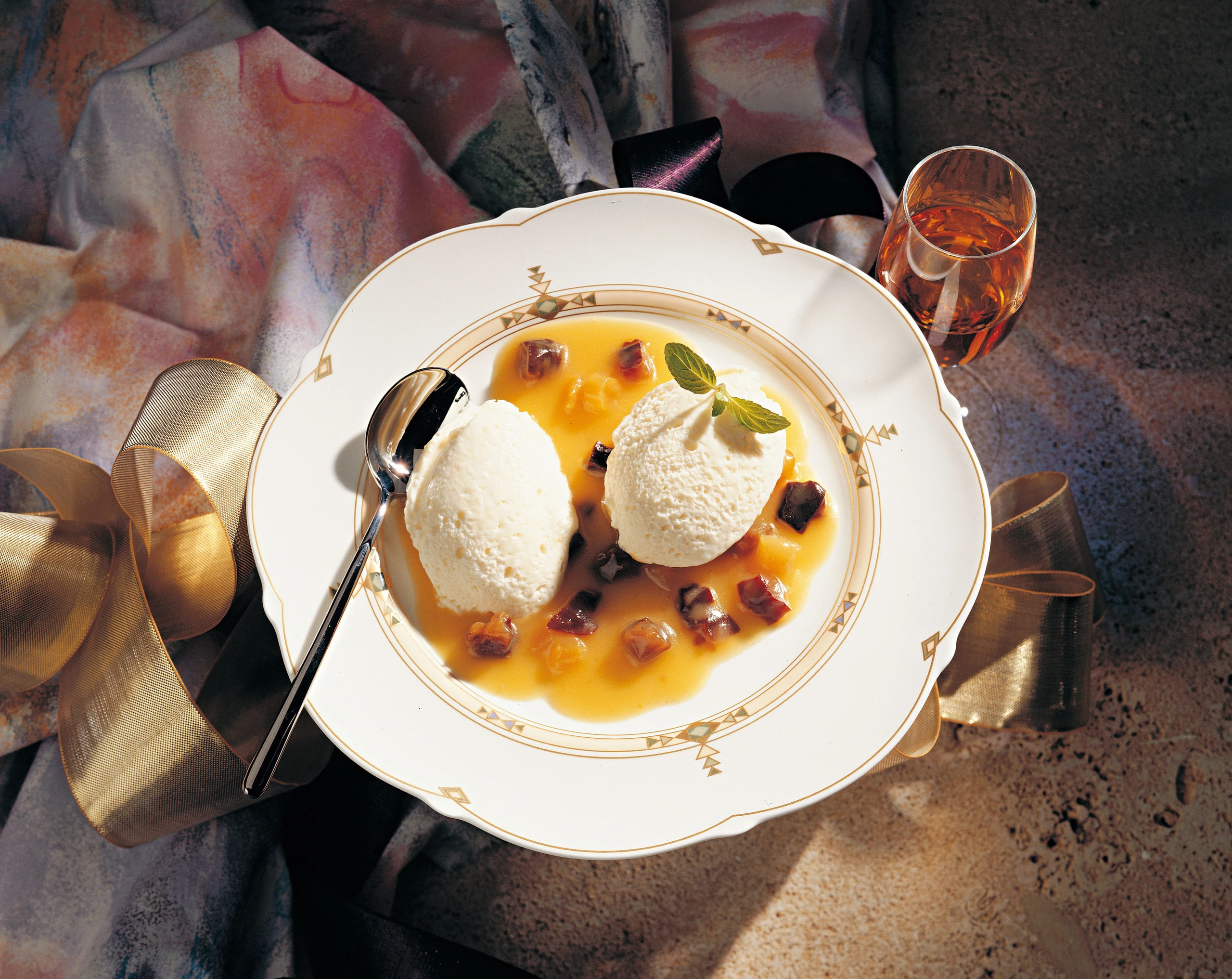 Vanillemousse mit Trockenfrüchte-Sauce