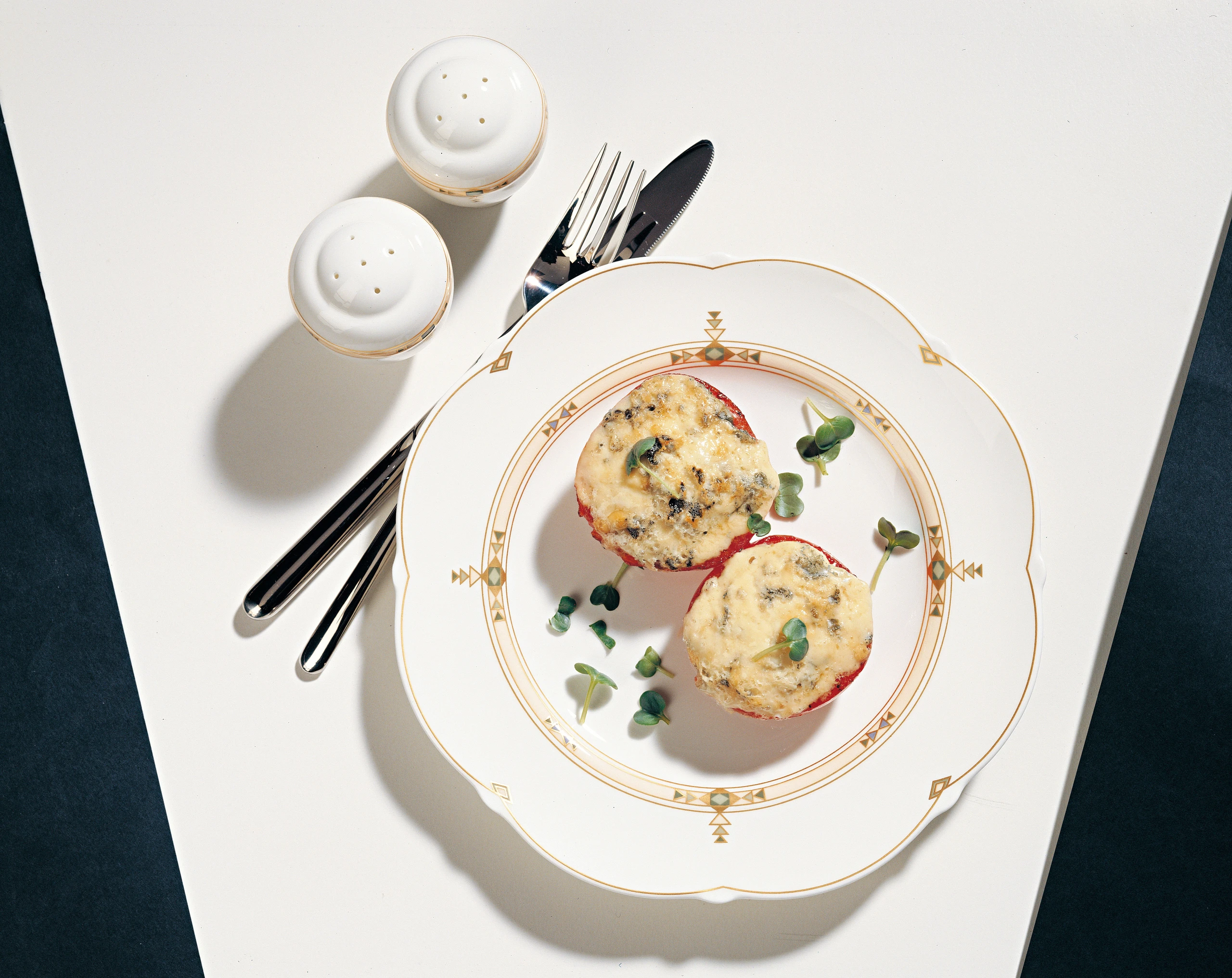 Paradeiser mit Blauschimmelkäse überbacken