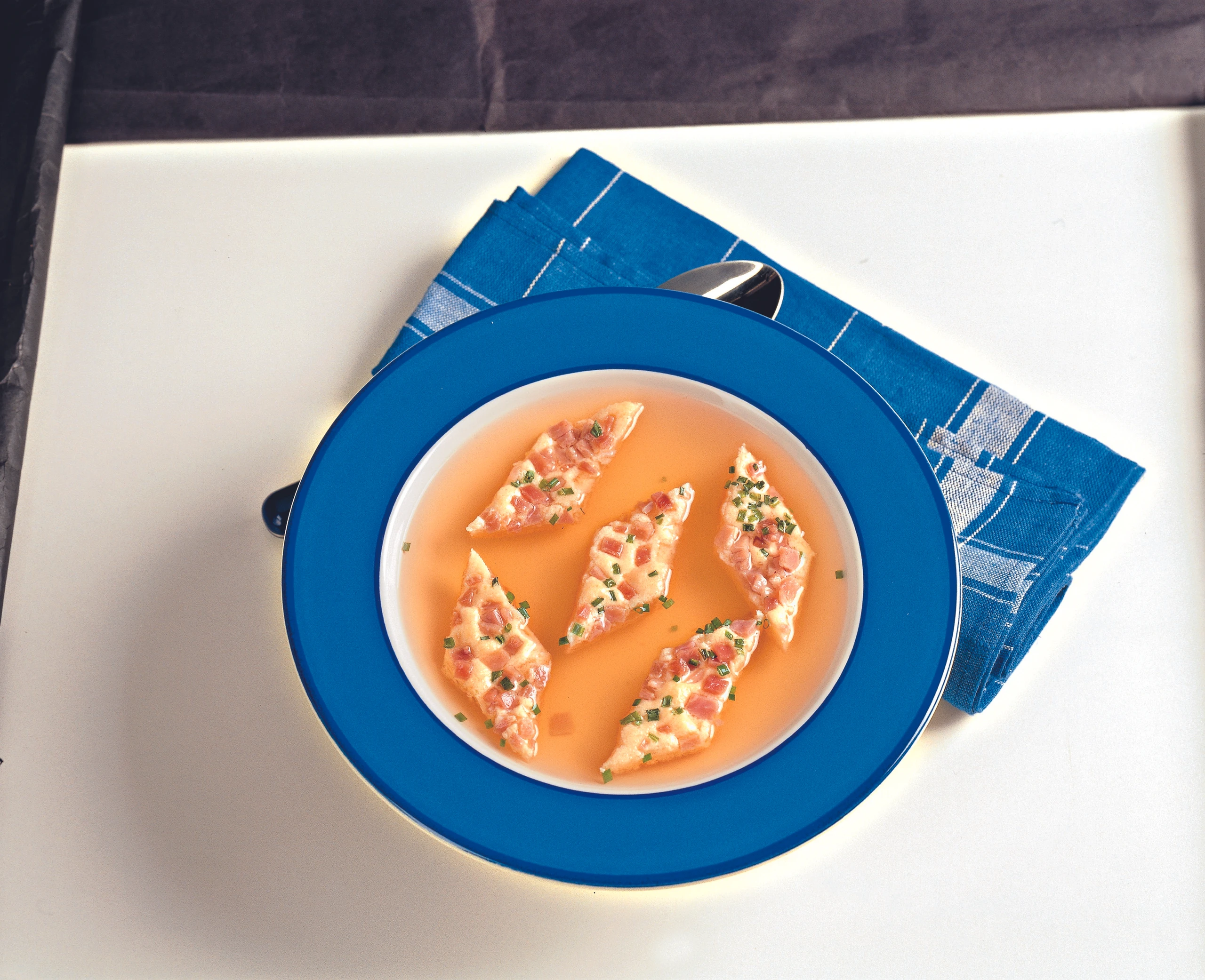 Suppeneinlage: Biskuitschöberl mit Schinken