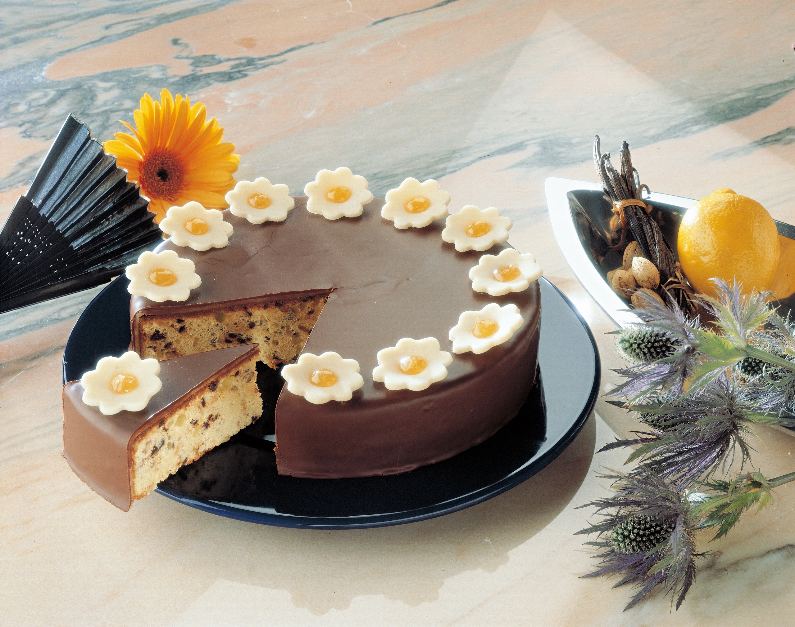 Vanilletorte mit Marzipan-Blumen