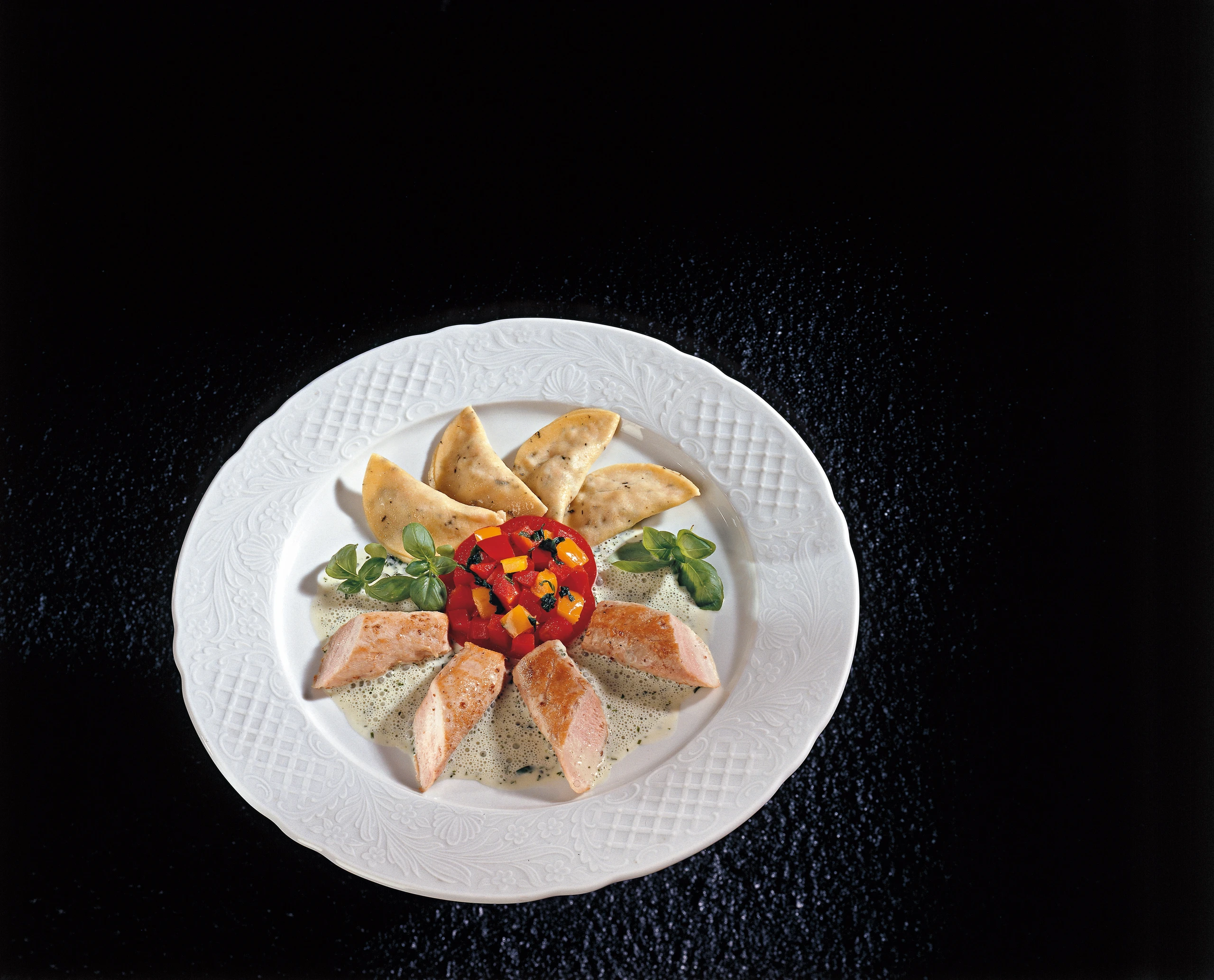 Kaninchenfilet mit Rosmarin-Tascherl, Paprikagemüse und Basilikum-Sauce