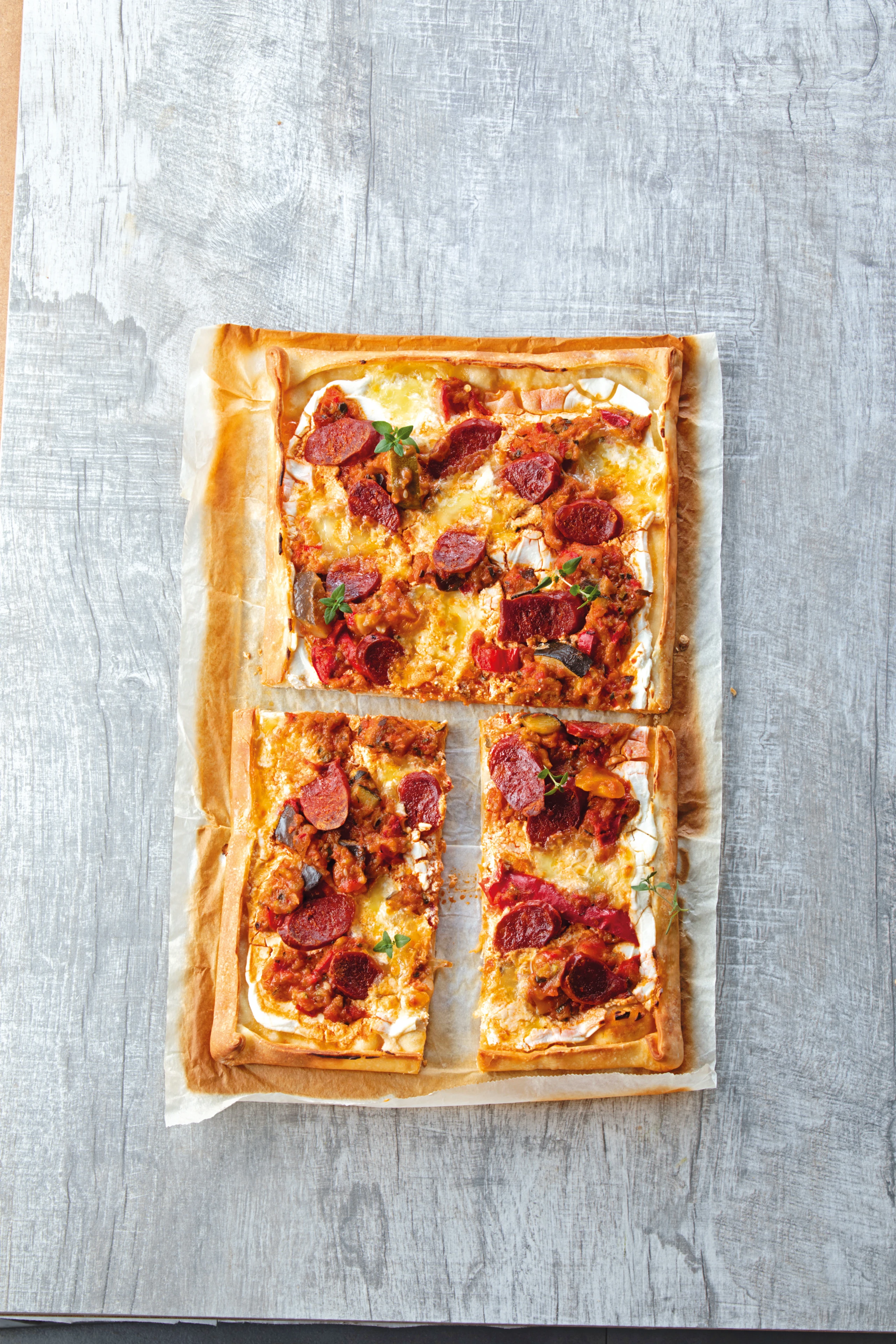 Flammkuchen mit Ratatouille, Chorizo und Mozzarella