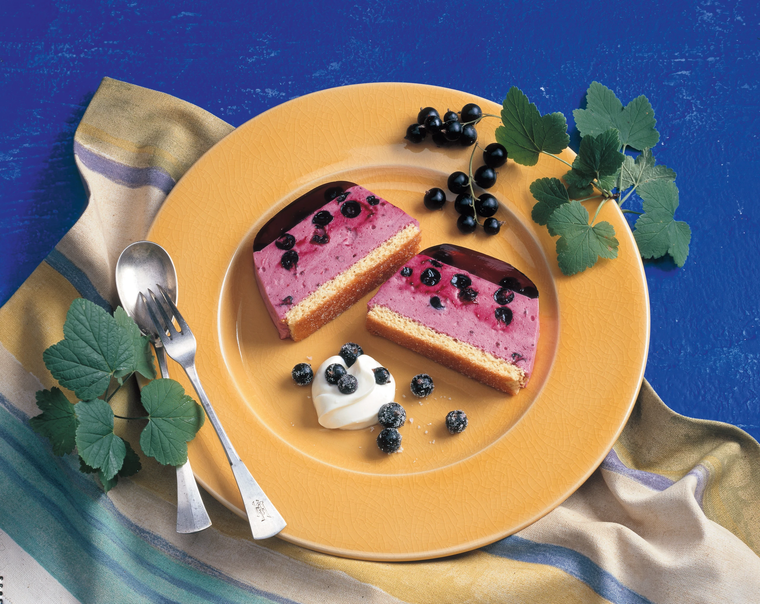 Terrine mit schwarzen Ribiseln