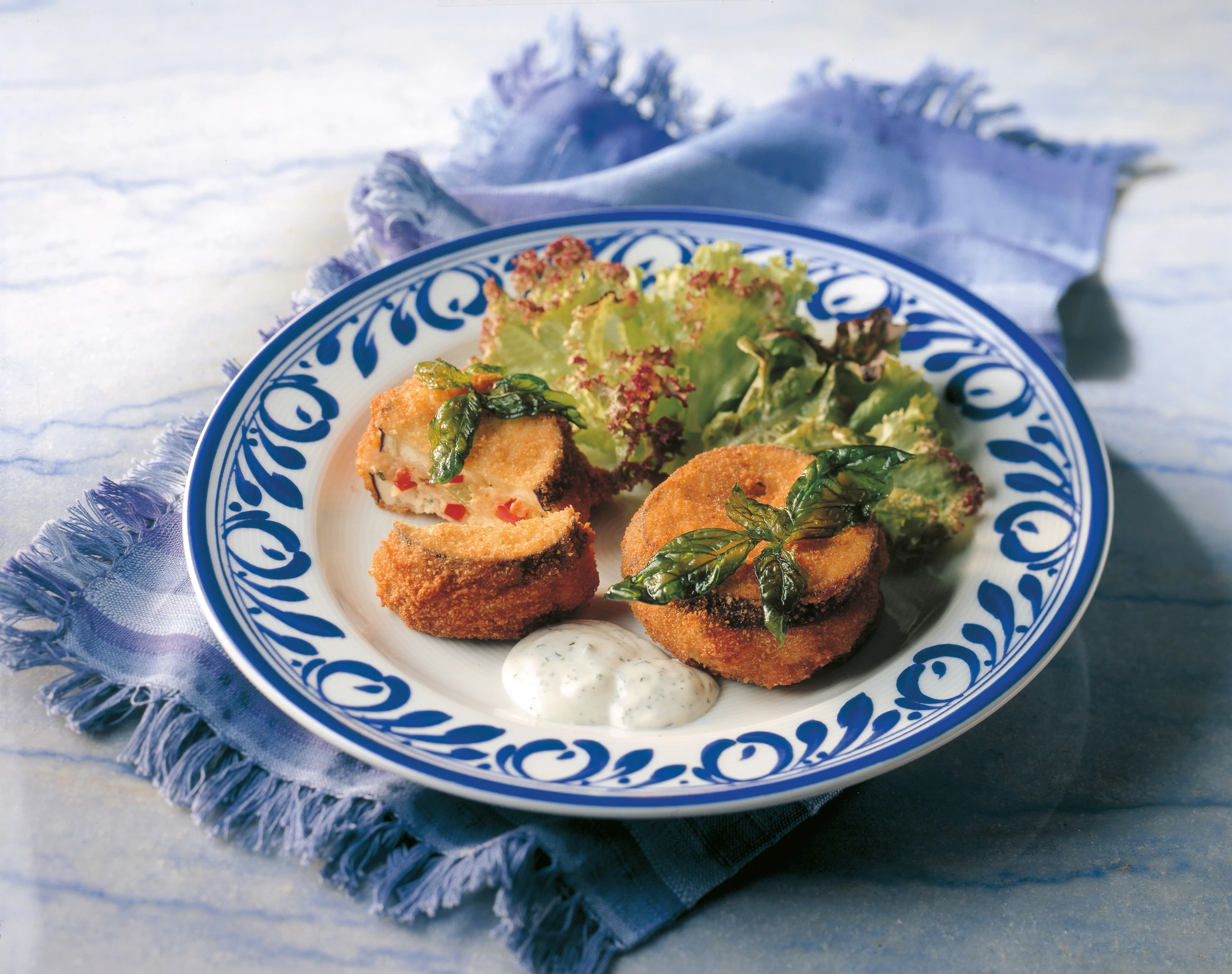 Gefüllte Melanzanischnitzel mit Basilikumsauce