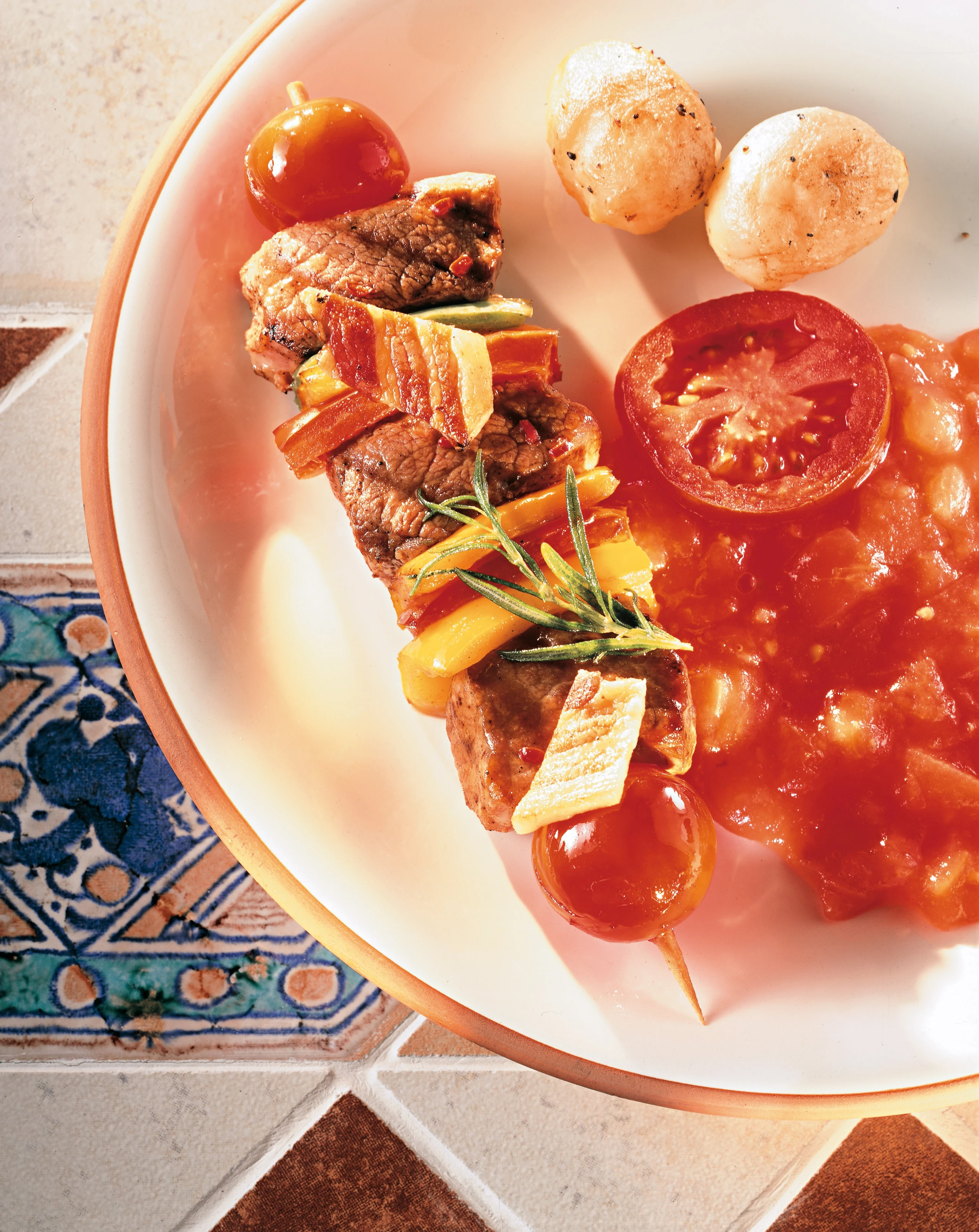 Marinierte Hirtenspieße mit Paradeissauce