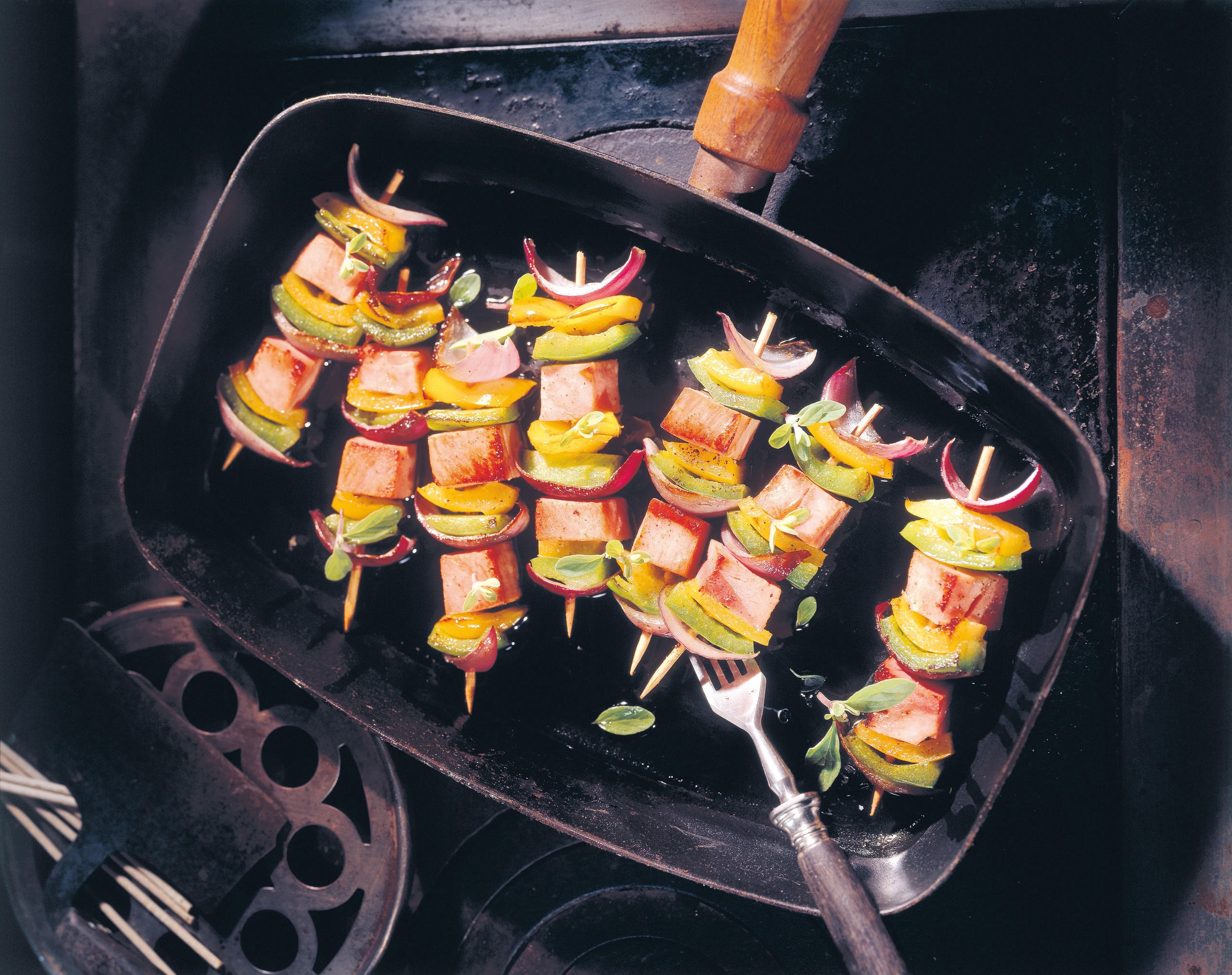 Schinken-Gemüse-Spieße mit Apfelreis