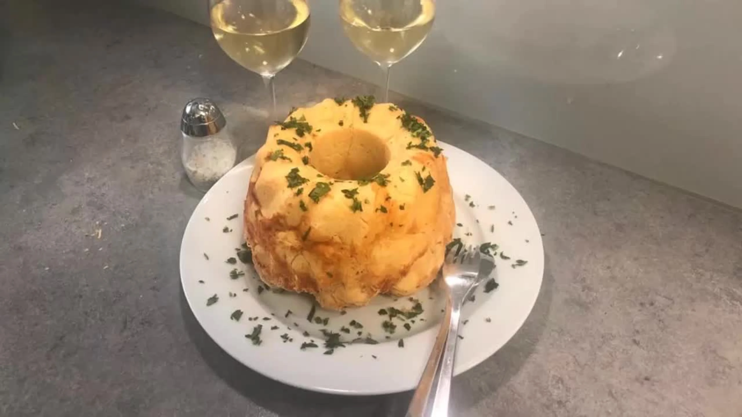 Pikantes Monkey Bread: Affenbrot mit Speck und Parmesan