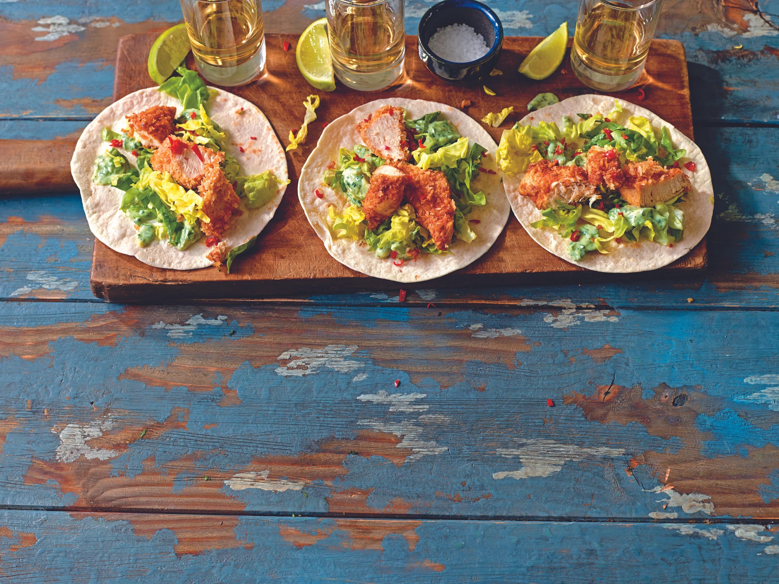 Pollo crujiente: Tacos mit Huhn, Avocado und Buttermilch